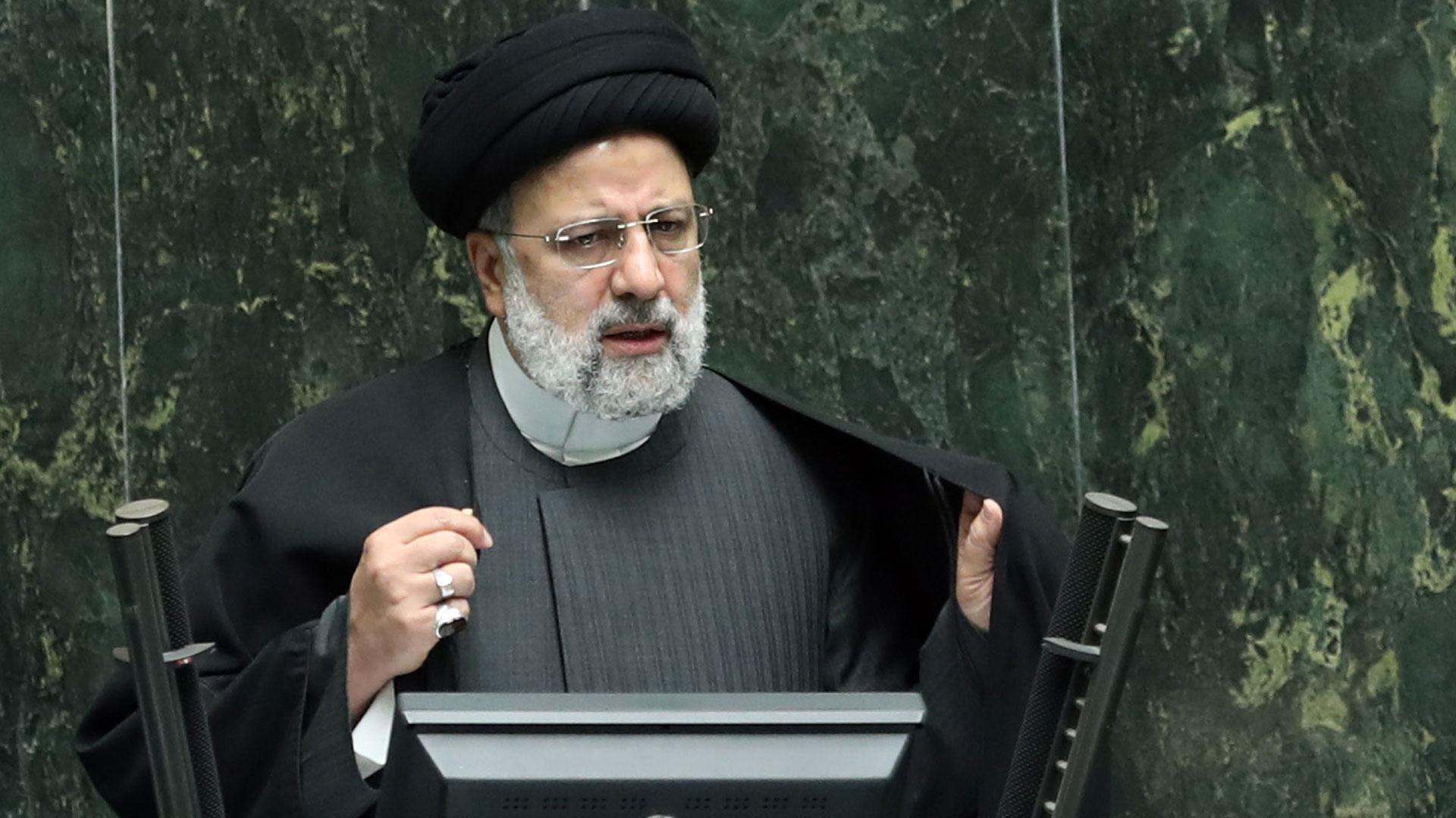 El presidente iraní, Ebrahim Raisi, pronuncia un discurso durante la sesión parlamentaria en Teherán
