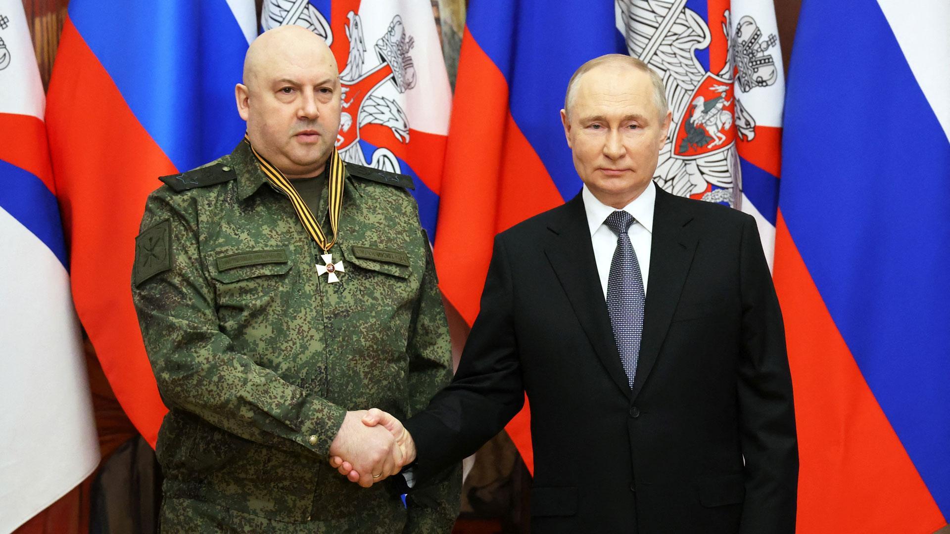 Sergei Surovikin junto a Vladimir Putin