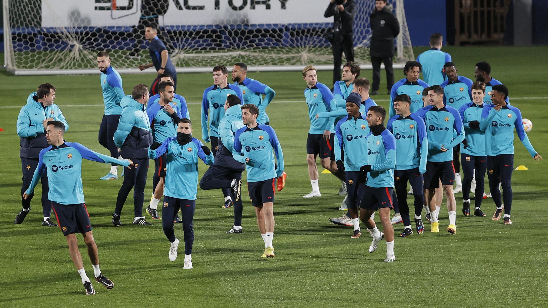 Entrenamiento de la plantilla del F.C. Barcelona previo al choque de Supercopa contra el Betis.