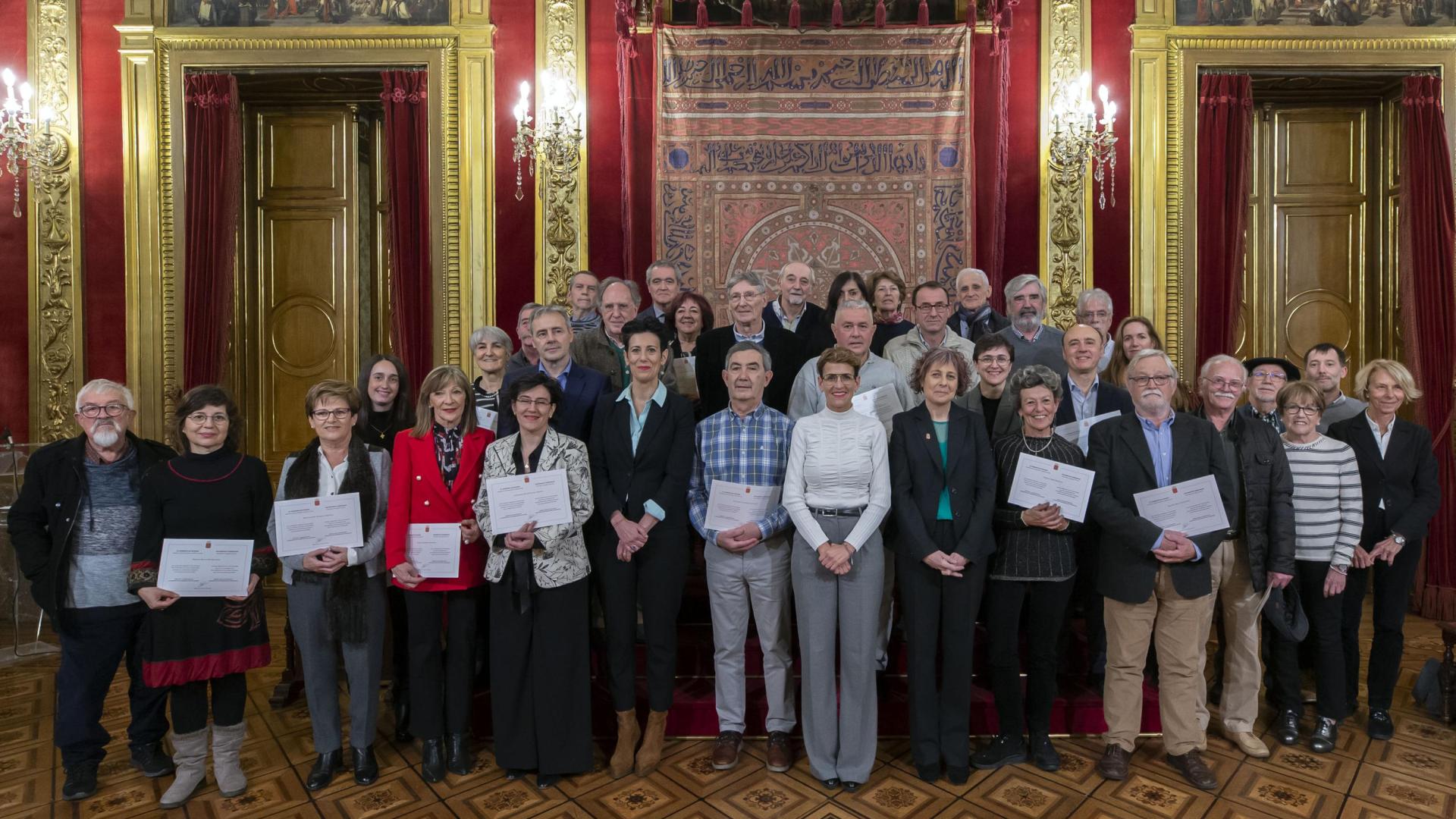 La presidenta Chivite y las consejeras Saiz y Esnaola, con los donantes que recogieron sus diplomas en el Palacio de Navarra.
