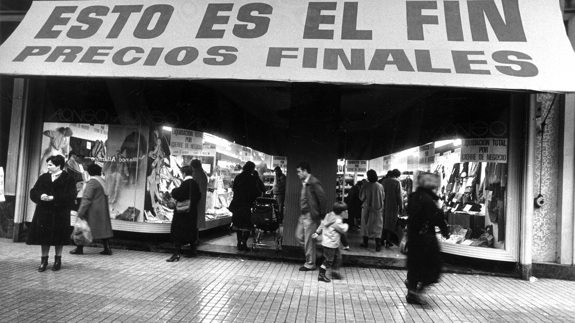 Un comercio de Pamplona en las rebajas de 1986 que liquidaba el negocio y con el rótulo de “esto es el fin”
