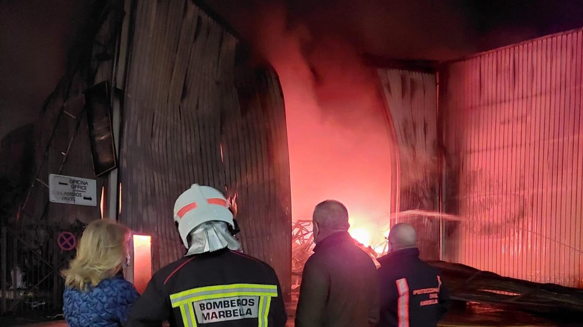 La alcaldesa de Marbella, junto al lugar del incendio