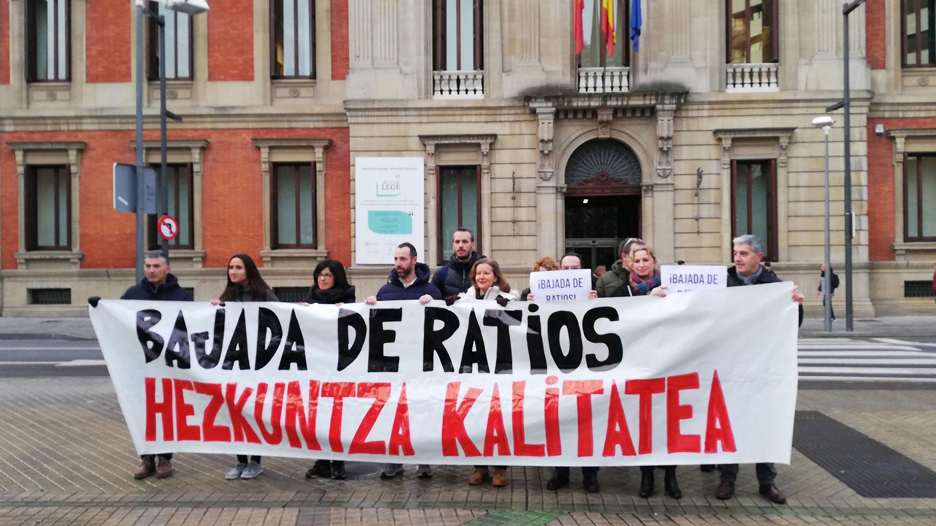 Concentración de los sindicatos de la enseñanza frente al parlamento para reclamar una bajada de ratios en los centros educativos públicos.