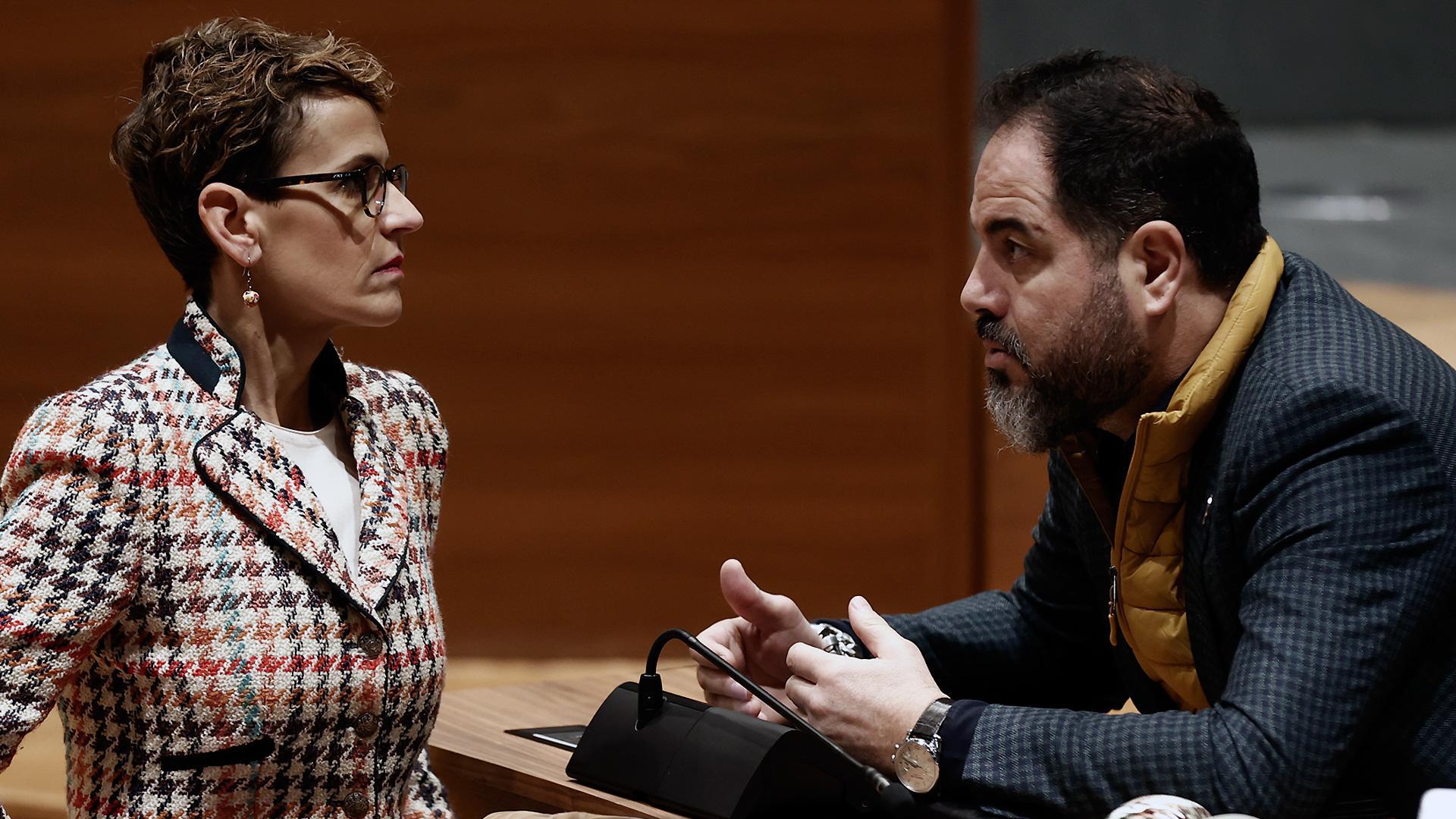 La presidenta del Gobierno de Navarra, María Chivite, y el parlamentario del PSN, Ramón Alzorriz en el inicio del Pleno del Parlamento de Navarra que celebra este jueves su primera sesión plenaria de 2023