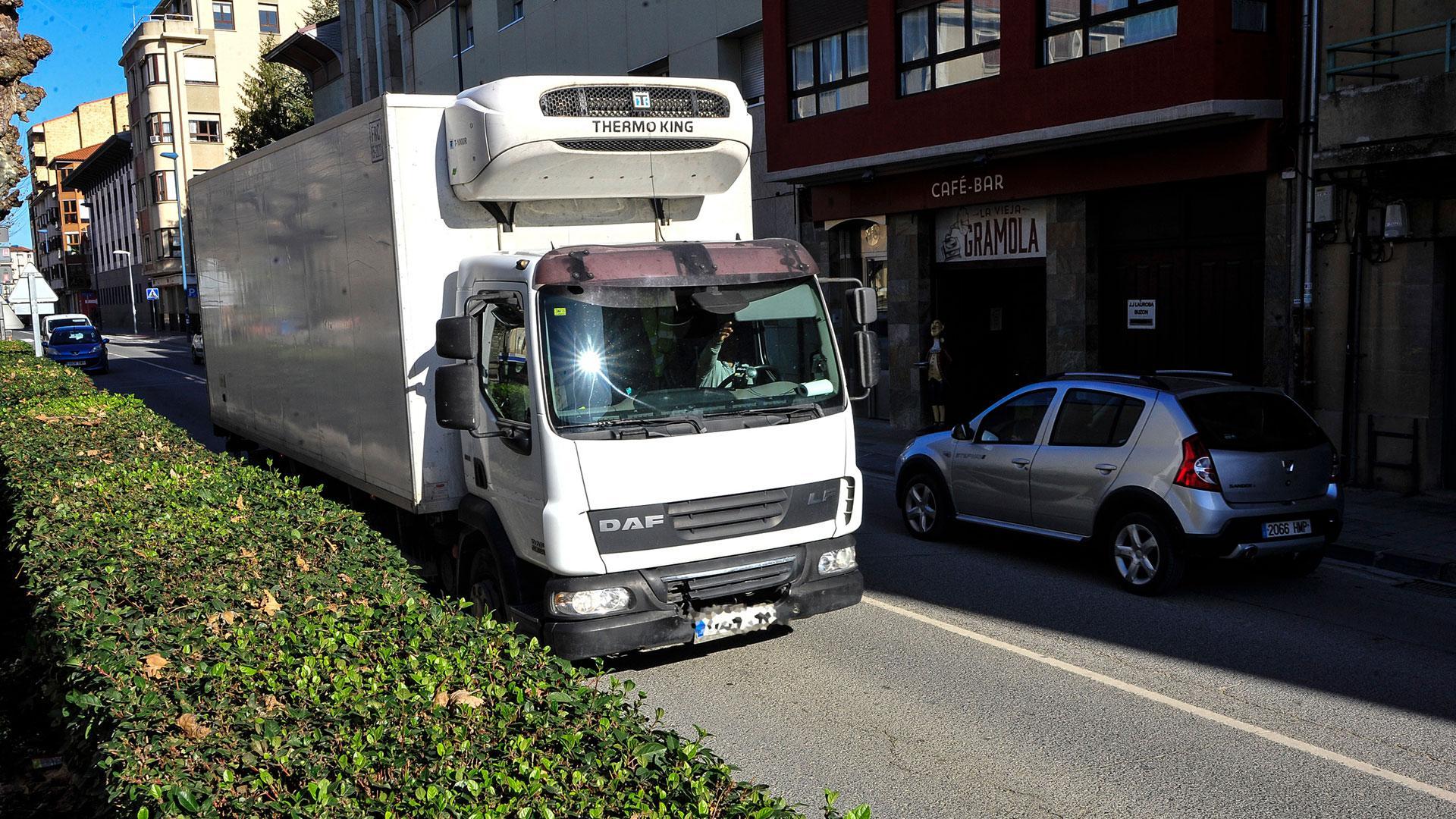 Un camión circula esta semana por la travesía de Tafalla