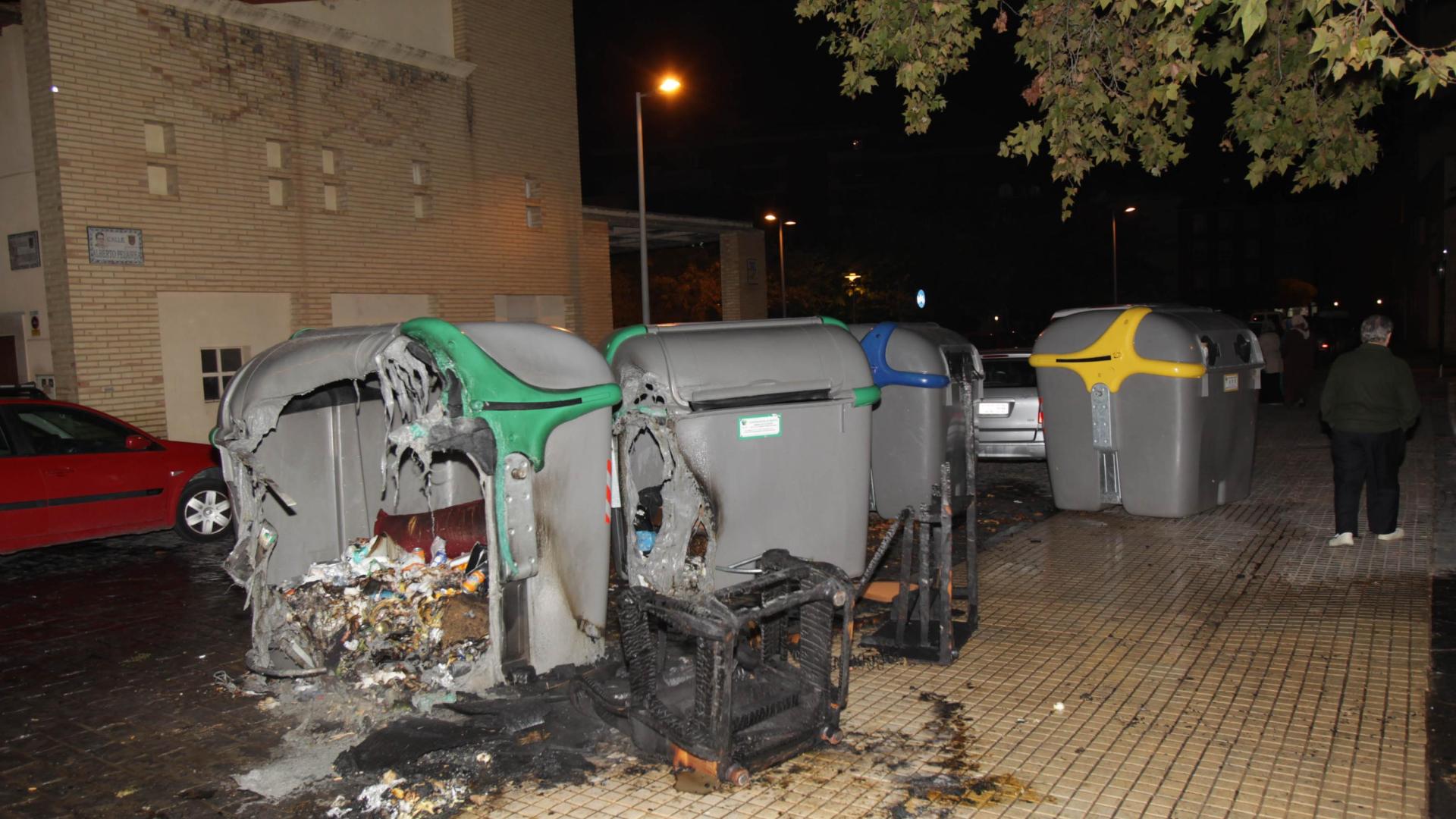 Contenedores quemados en Tudela, en una imagen de archivo.