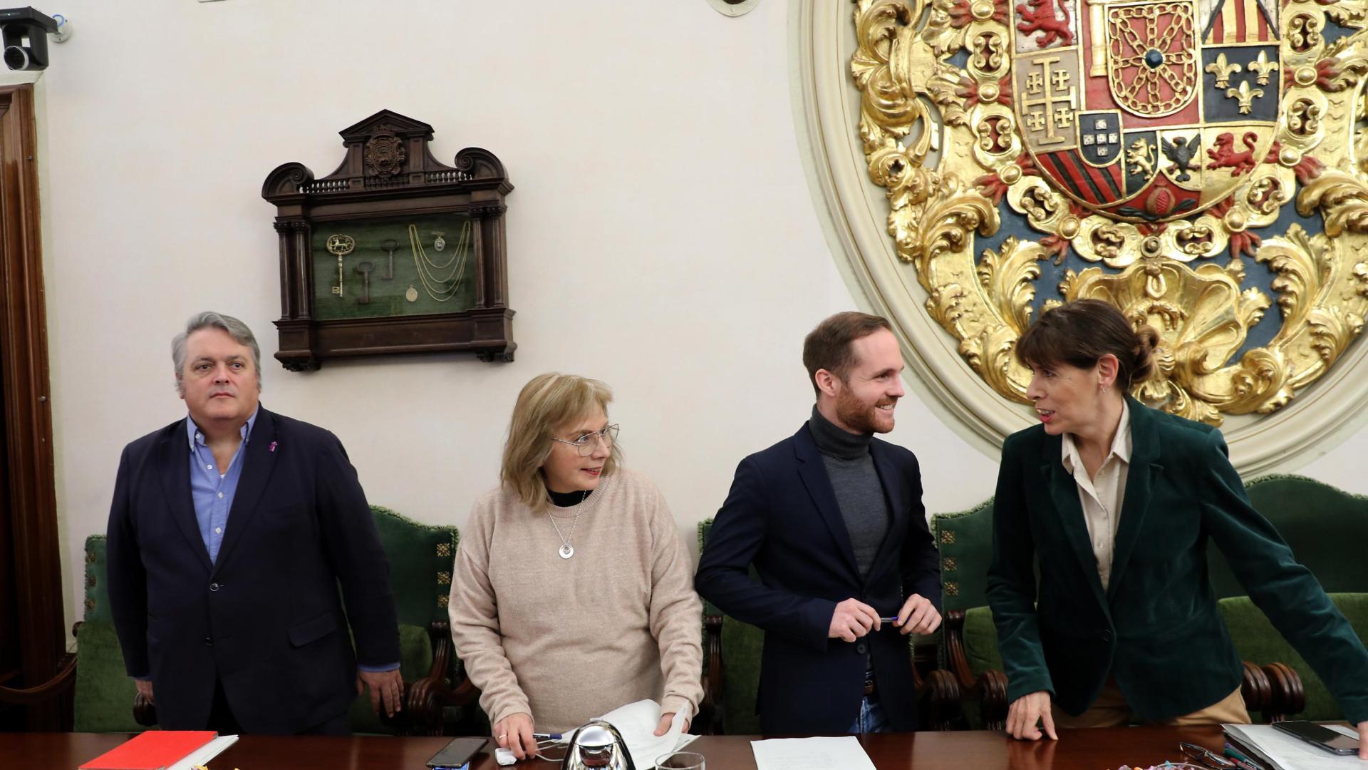 Cuatro de los cinco concejales del grupo municipal socialista poco antes del inicio del pleno
