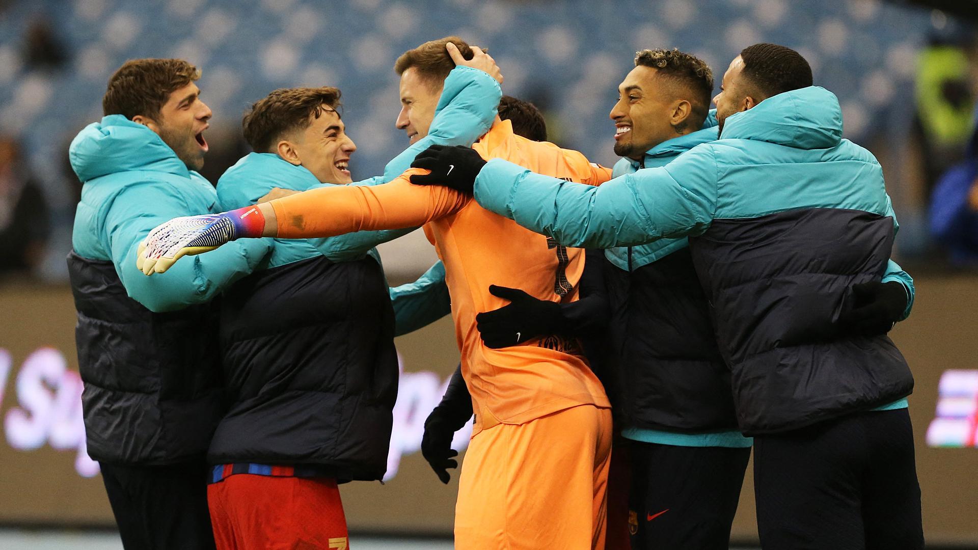 Los jugadores del Barça felicitan al meta Ter Stegen, héroe de la tanda de penaltis, tras lograr el pase a la final de la Supercopa de España.