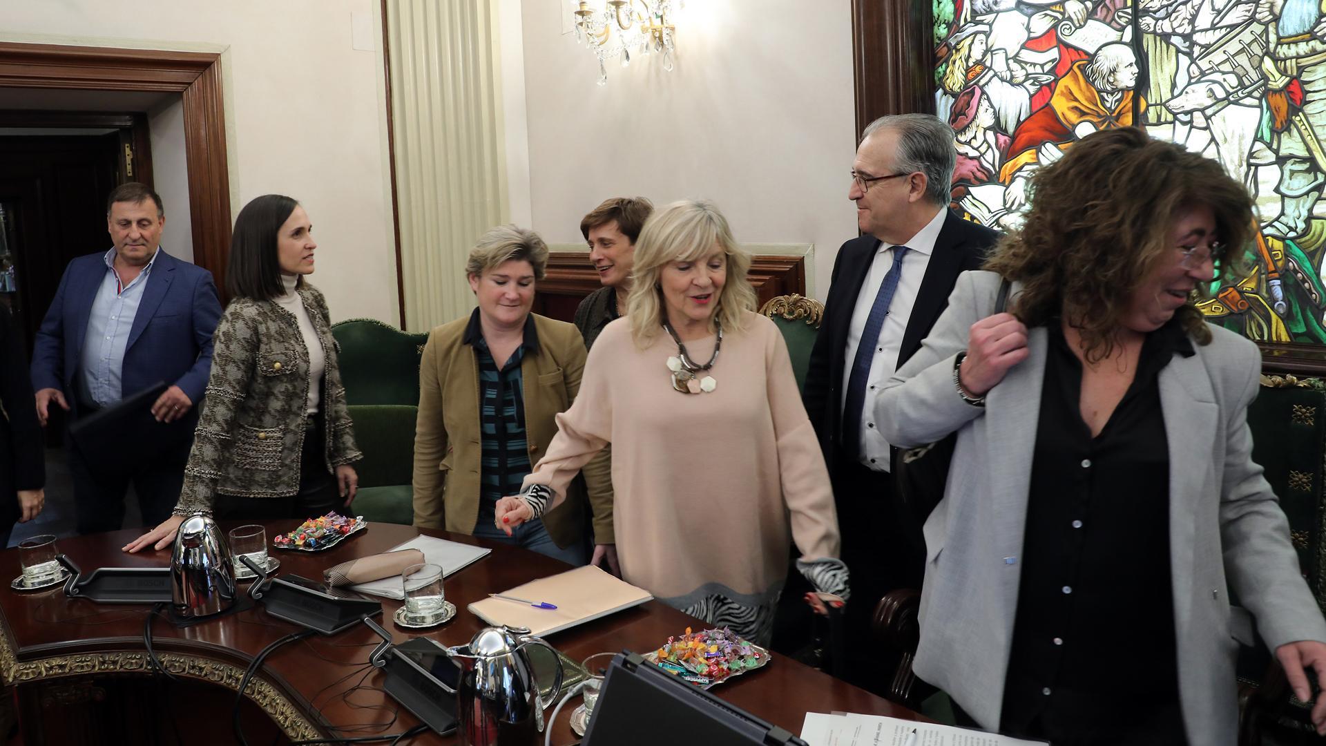 Concejales de NA+ acceden a sus asientos, ayer, en el salón de plenos del Ayuntamiento de Pamplona