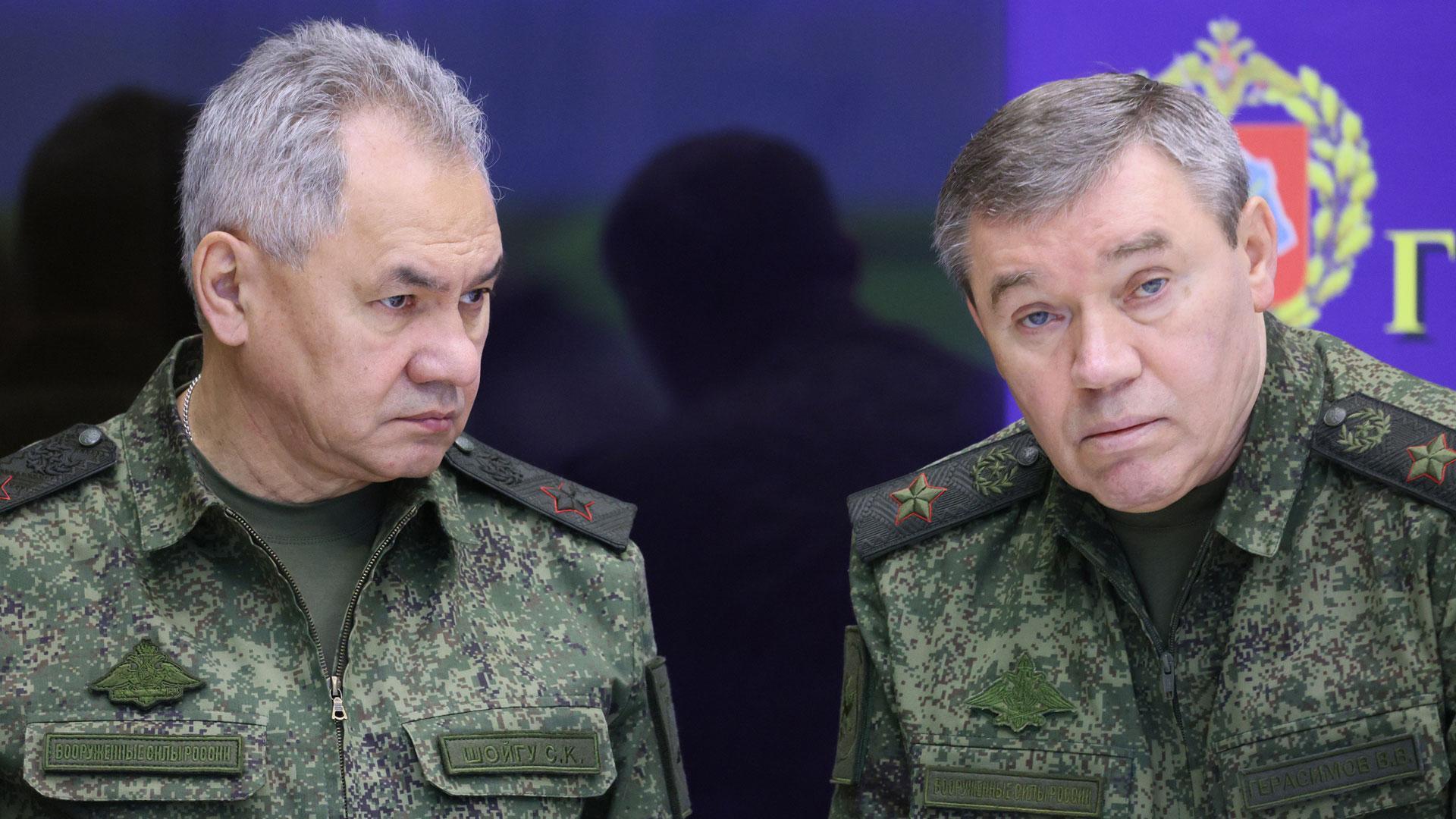 El ministro de Defensa ruso, Sergei Shoigu, y el jefe del Estado Mayor general ruso, Valery Gerasimov, en el cuartel general conjunto de las fuerzas armadas rusas en la "operación militar especial" en Ucrania