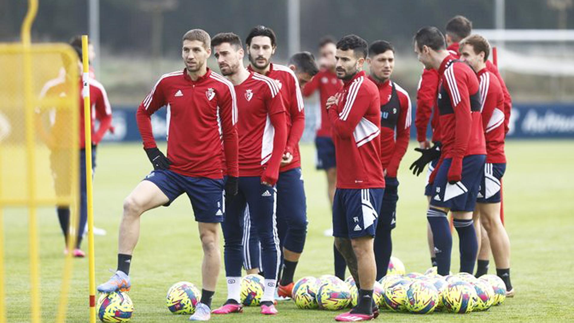 Los futbolistas de Osasuna en el inicio del entrenamiento de este viernes, en las instalaciones de Tajonar.