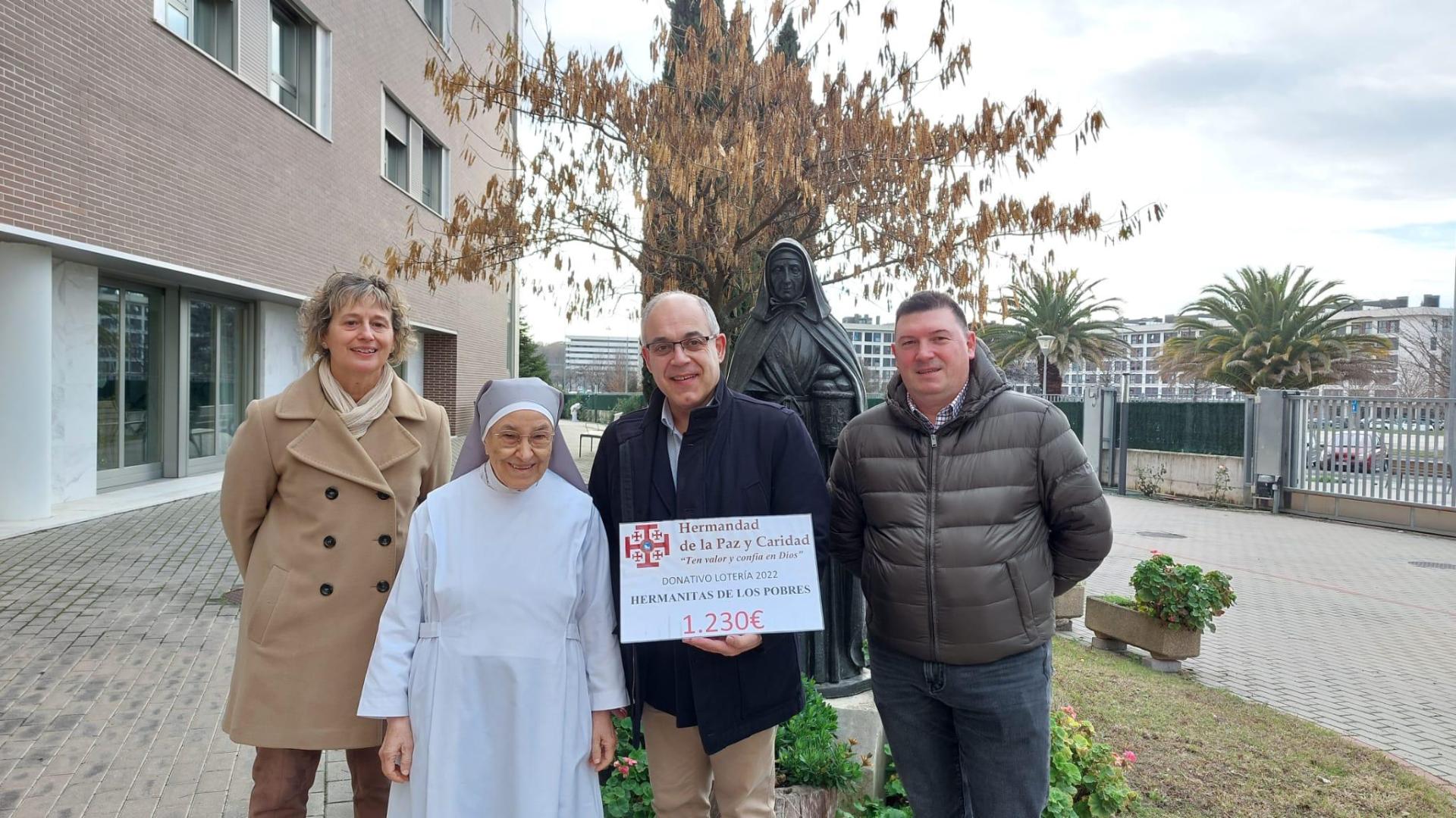 Teresa Labairu, secretaria de la Hermandad; Rosa León, superiora de las Hermanitas; Eradio Ezpeleta, prior de la Hermandad y Nacho Rodrigo, tesorero.