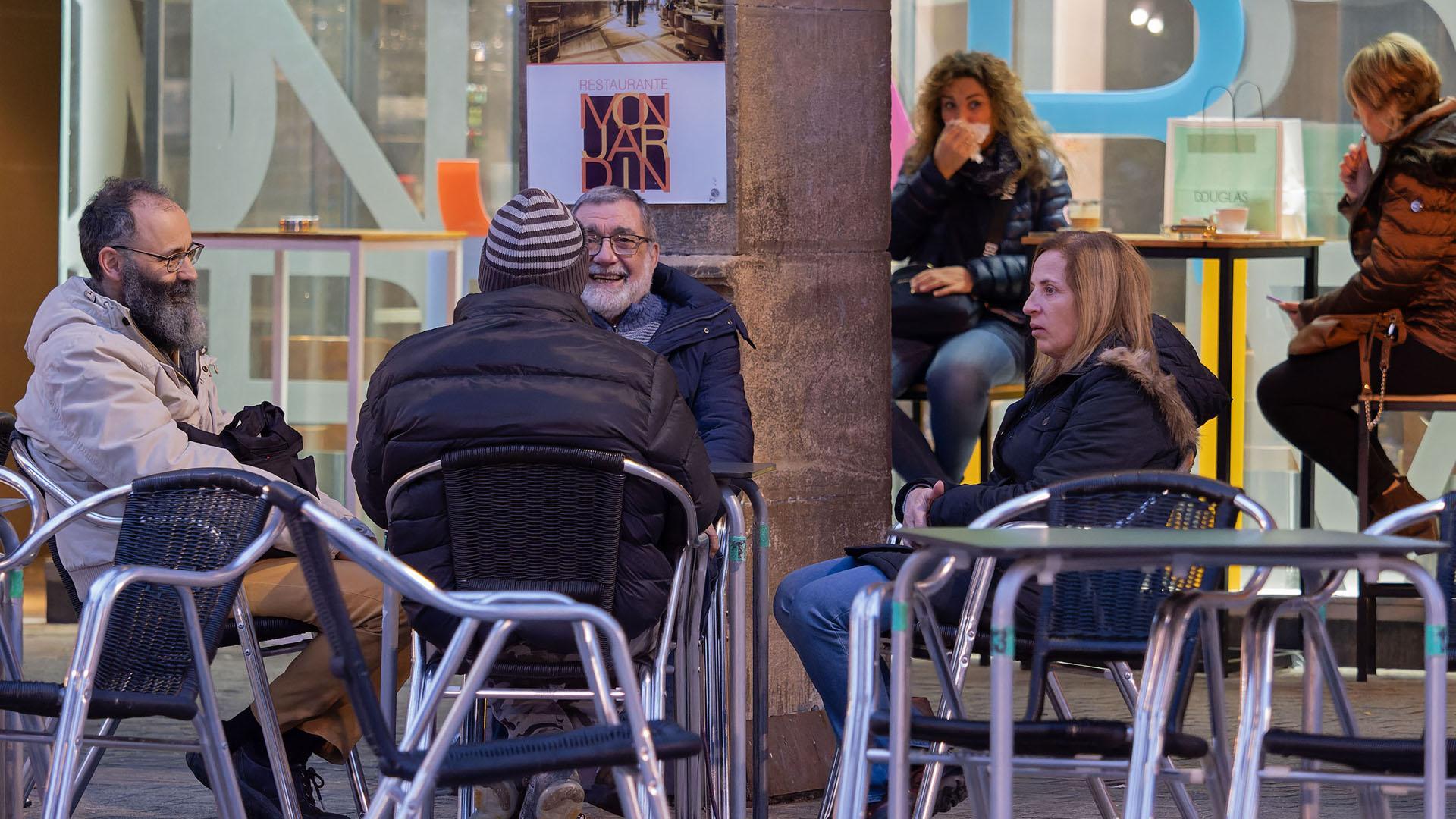 Varias personas charlan esta semana en una terraza en Estella