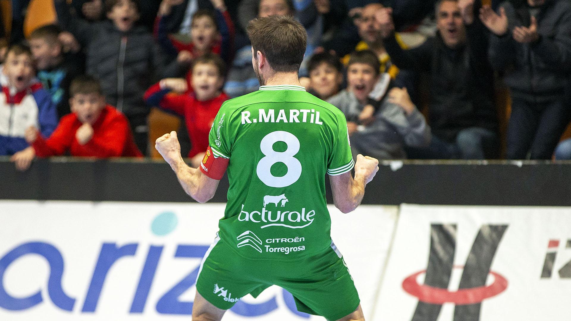 A: Antonio Olza
F: 13.01.2023
P: 
L: Pamplona
T: Futbol sala. Xota Magna Osasuna-Antequera


El capitán Roberto Martil celebra con rabia el gol que marcó al Antequera, el primero de su equipo en una victoria importante.