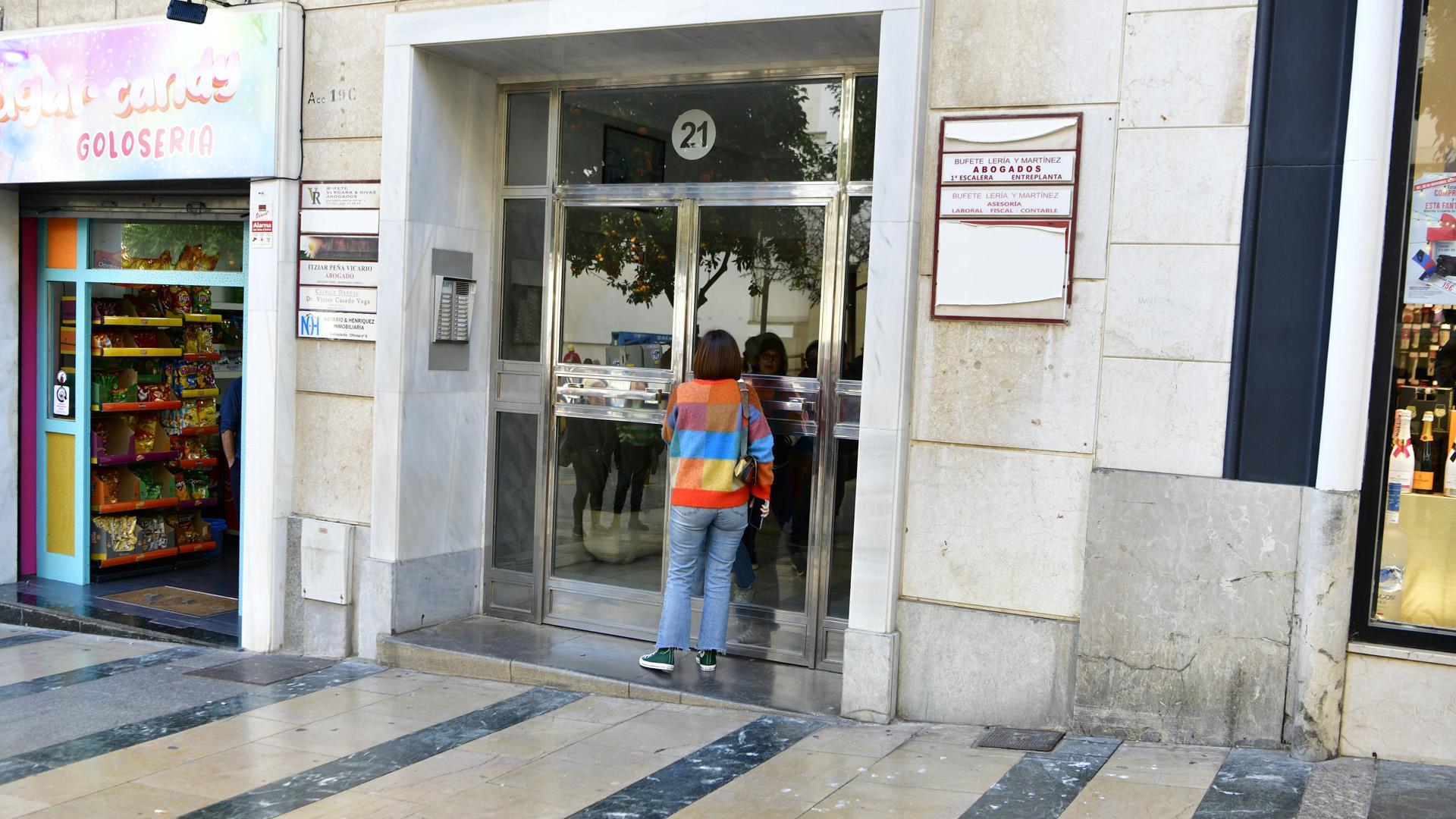 Portal del domicilio del exconsejero de Sanidad de Ceuta, Javier Guerrero, donde fue detenido el pasado miércoles