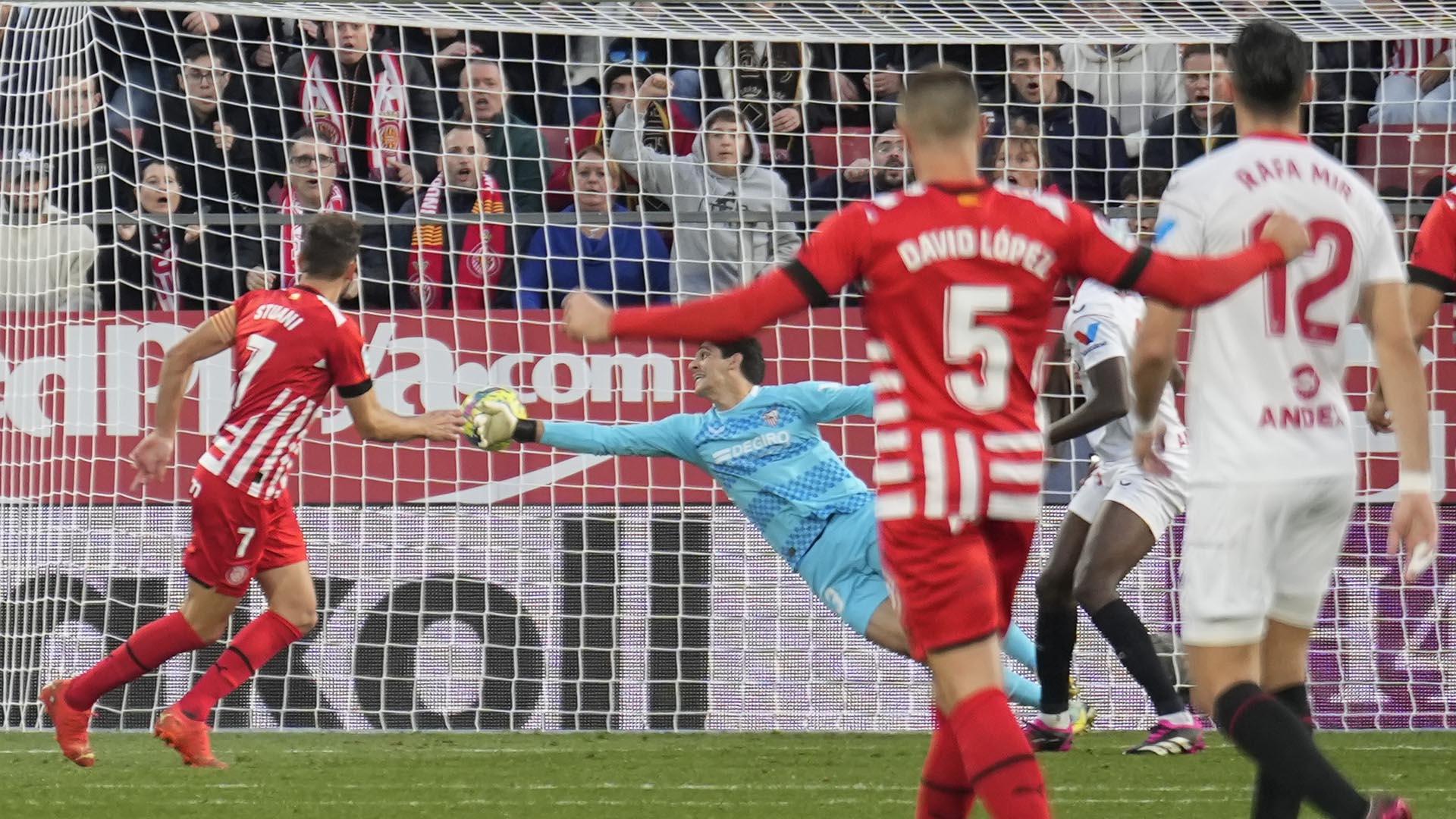 Stuani, tras ejecutar el disparo que acabó en gol ante el Sevilla