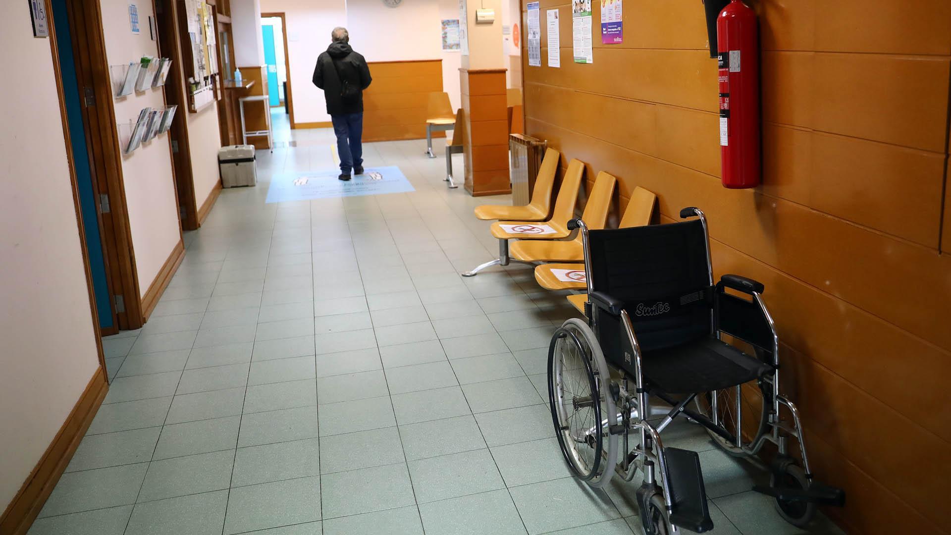 Un paciente, el pasado martes en el interior del consultorio médico de Bera