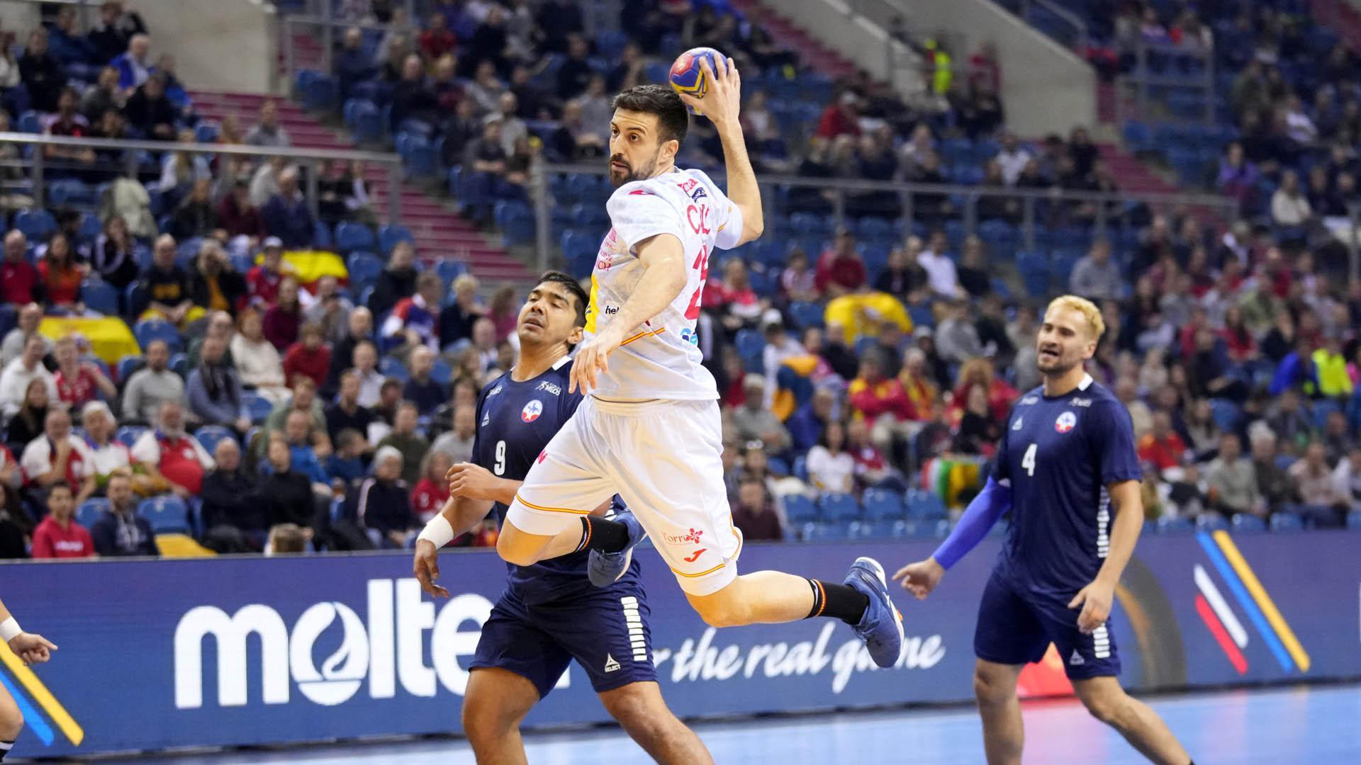 Agustin Casado marca un gol para 'Los Hispanos', en el partido que enfrentó a la selección española de balonmano contra ChileSpain's Agustin Casado scores a goal REUTERS/Tomasz Markowski