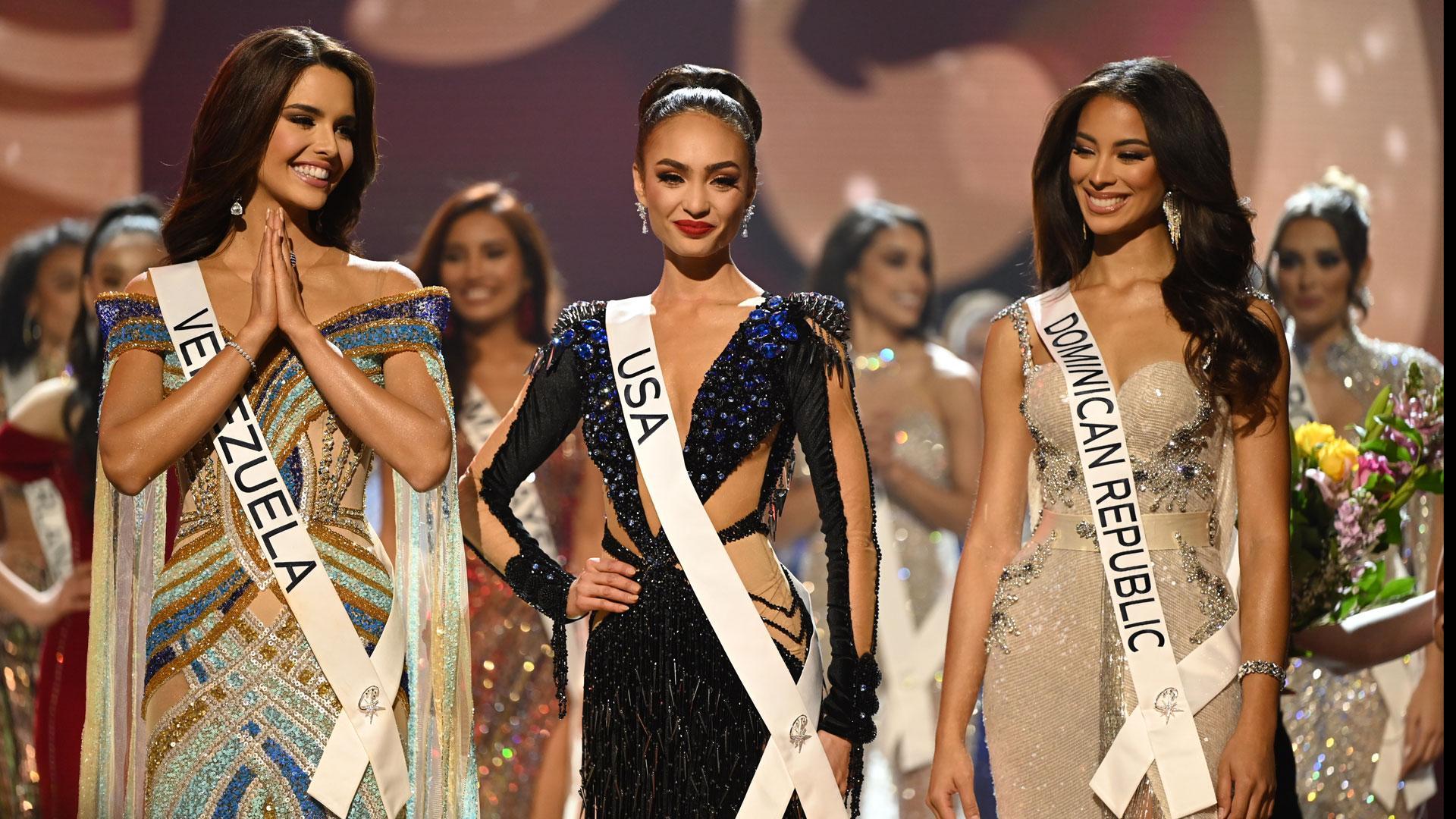 Miss Universo donde aparecen, de izq. a dcha., Miss Universo Venezuela 2022A, manda Dudamel; Miss Universo Estados Unidos 2022, R¿Bonney Gabriel, y Miss Universo República Dominicana, Andreina Martínez Founier