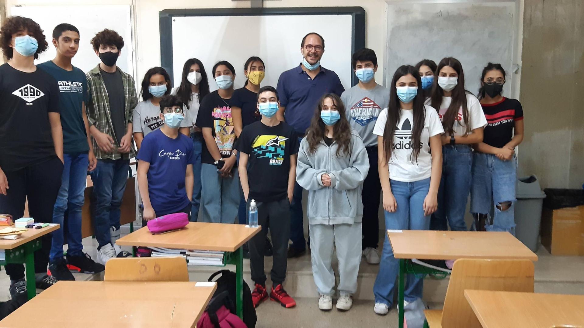 Miguel Medarde, en el centro, con sus alumnos de español del colegio de Beirut donde trabajaba