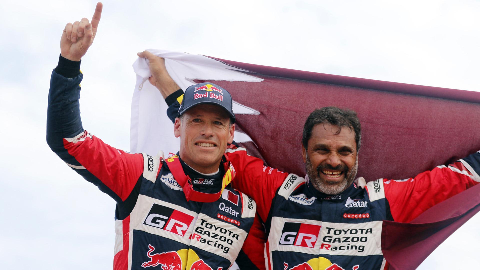 Nasser Al-Attiyah celebra la victoria en coches en el Dakar 2023 junto a su copiloto Baumel