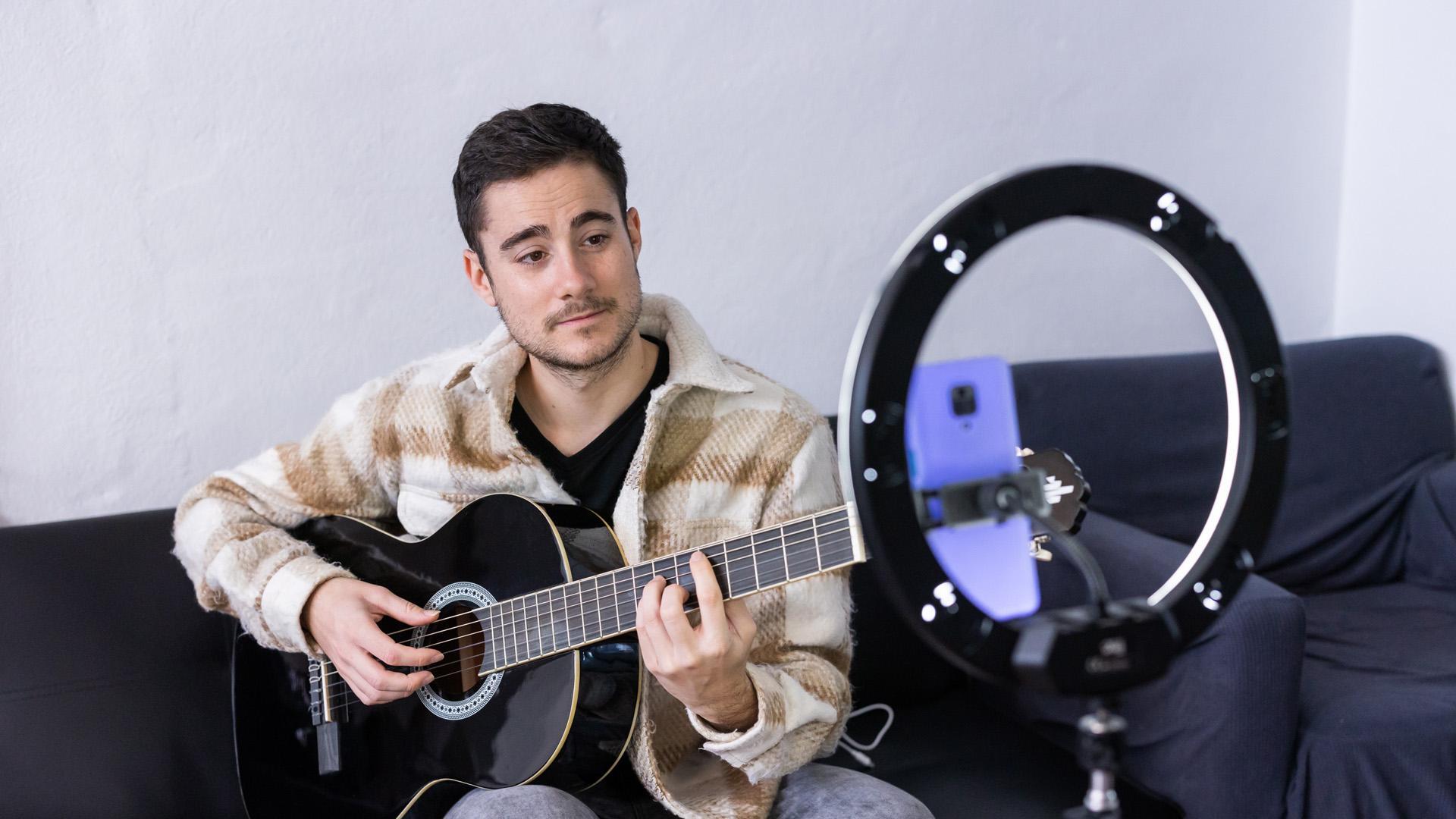 El cantante y músico Adrián Campos