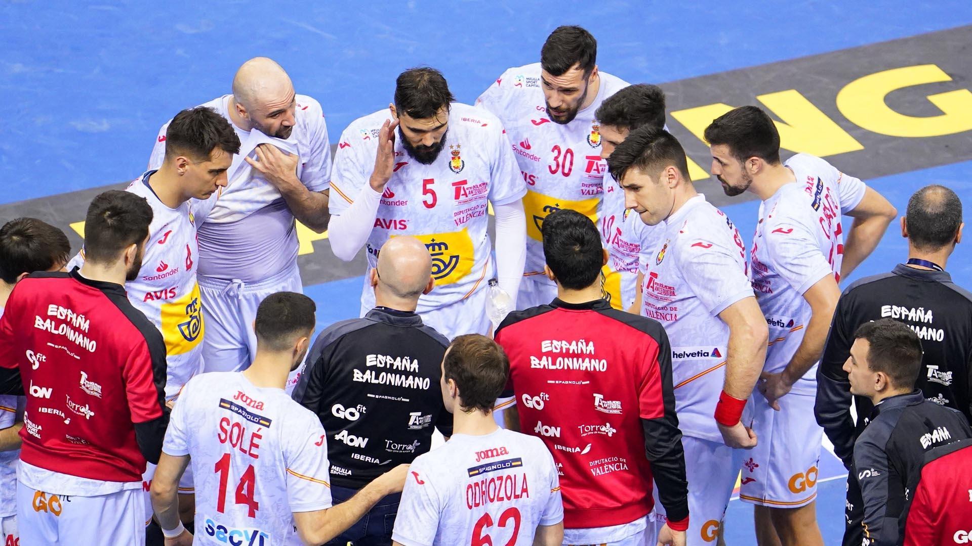 Jordi Ribera da instrucciones a sus jugadores en el partido del Mundial ante Chile