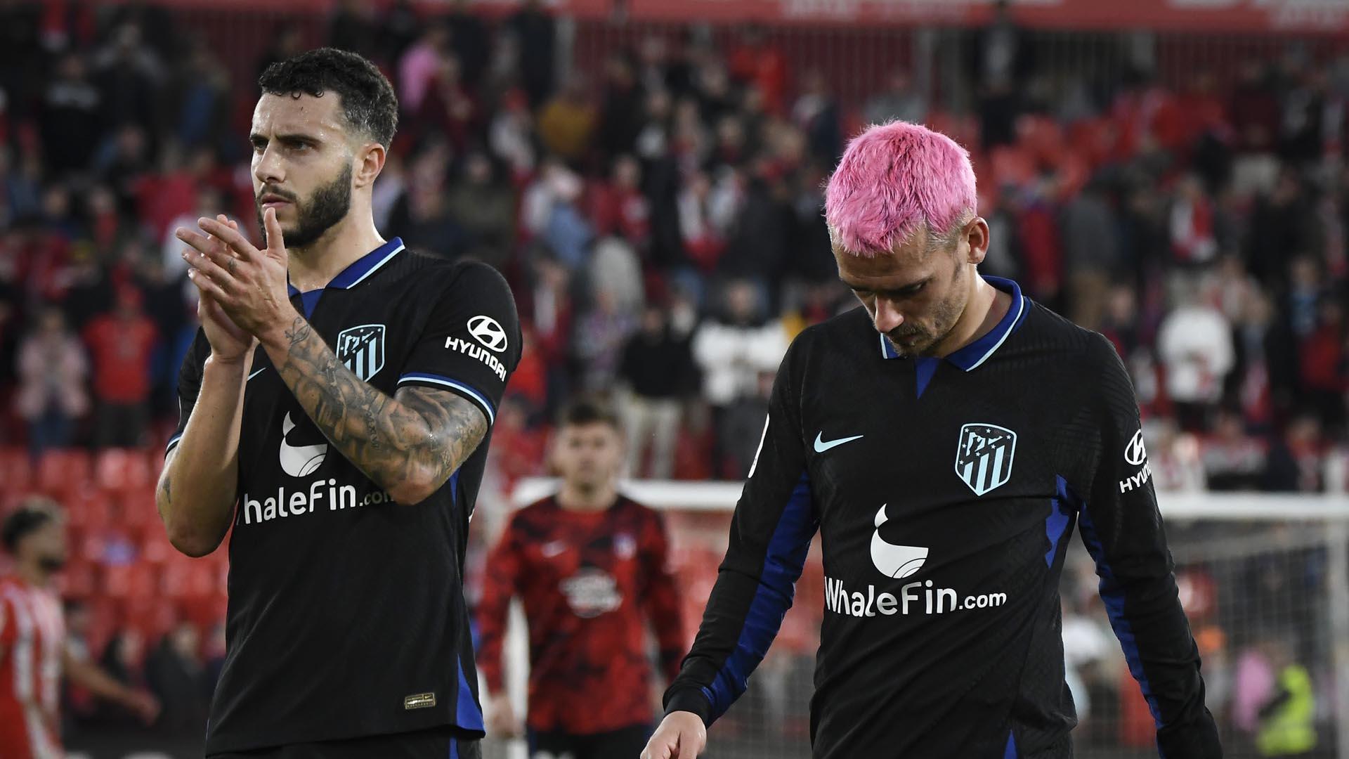 Los jugadores del Atlético de Madrid Mario Hermoso y Antoine Griezmann tras finalizar el partido en Almería