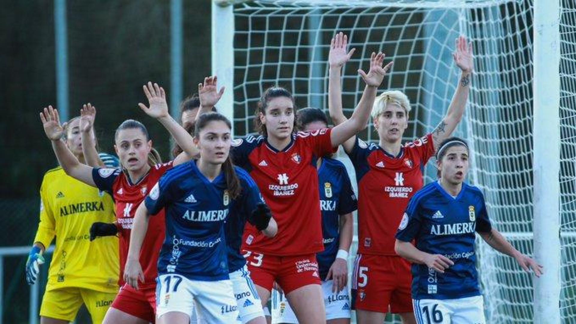 Vera Martínez, Maite Valero y Josune Urdániz, en una acción a balón parado a favor de Osasuna