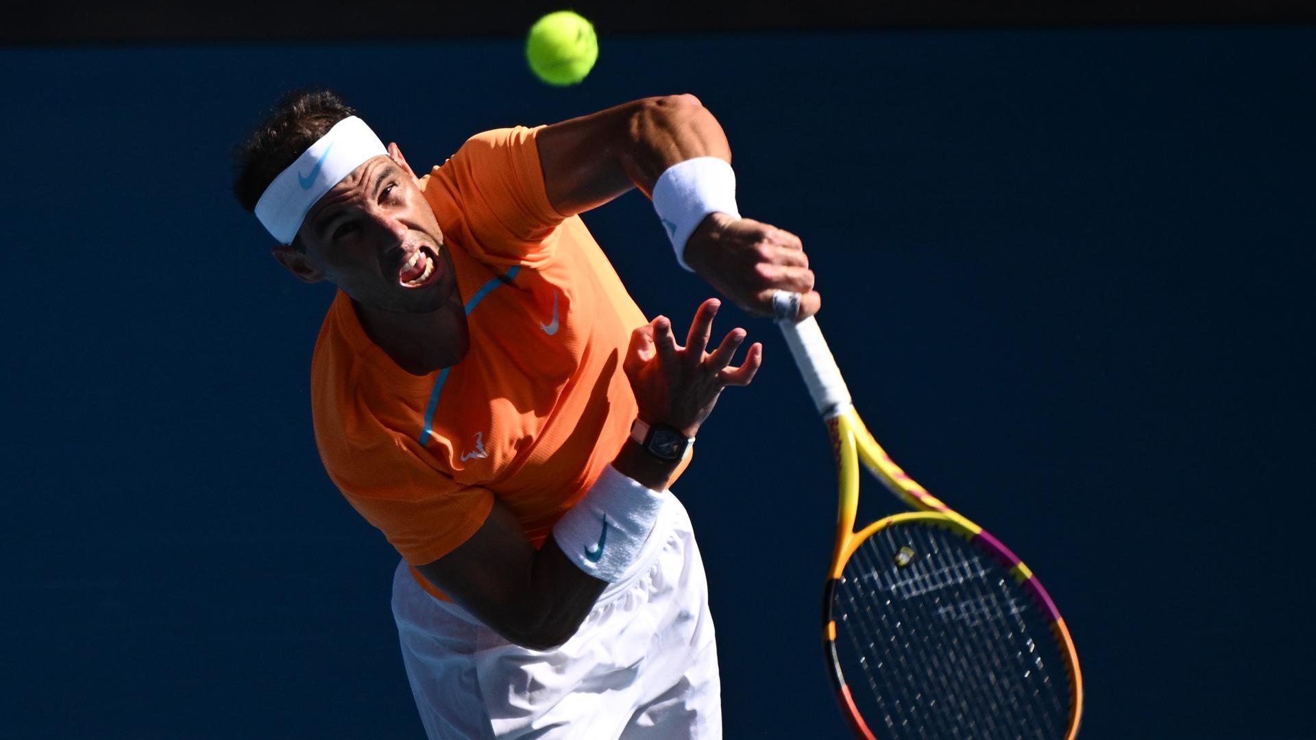 Rafa Nadal golpea a la pelota durante el partido que le ha enfrentado a Jack Draper en el Abierto de Australia