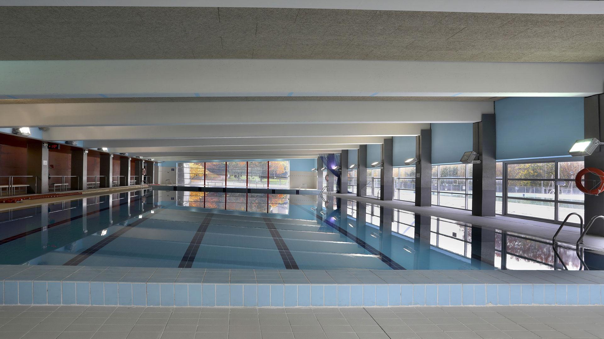 Imagen de las piscinas de una instalación deportiva de Pamplona