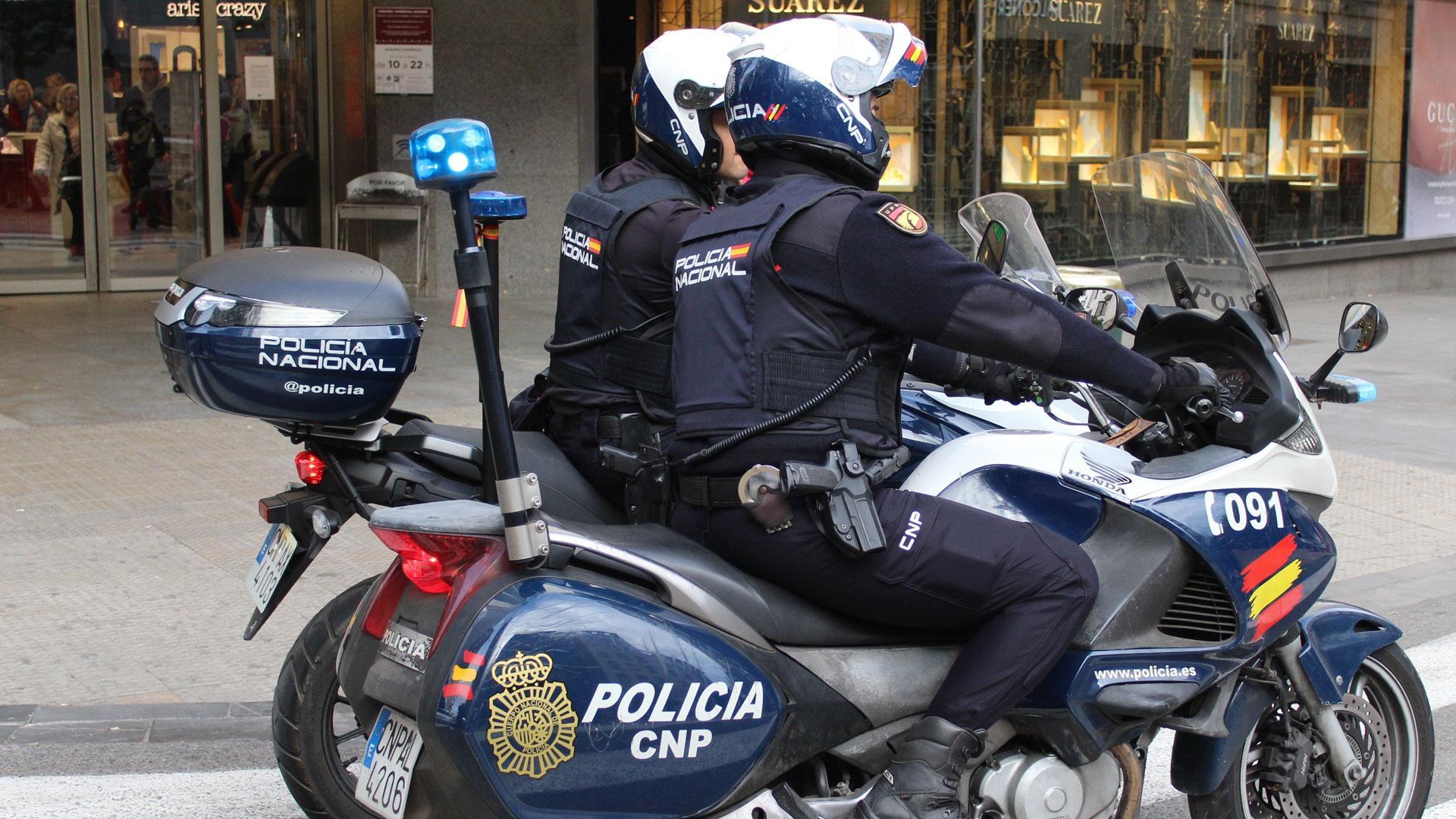Imagen de archivo de dos agentes de la Policía Nacional