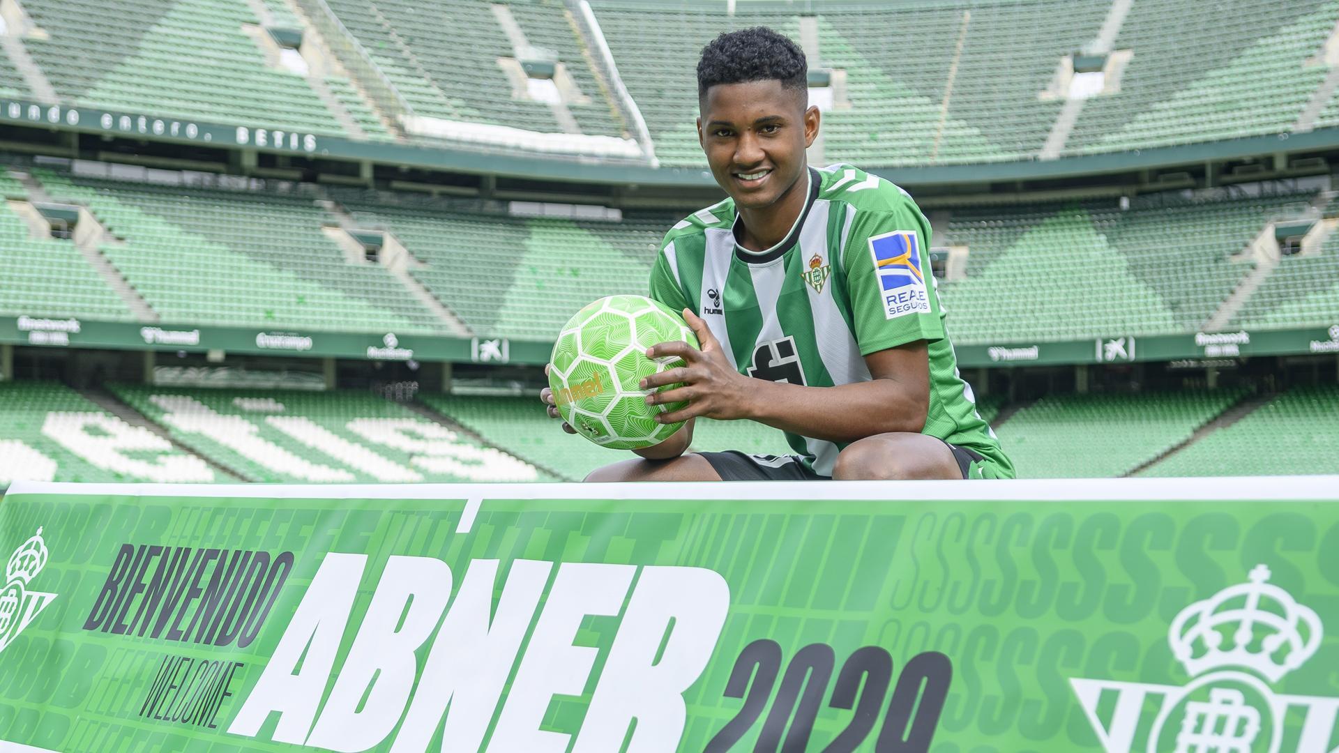 El lateral brasileño Abner Vinicius este lunes 16 de enero durante su presentación como nuevo jugador del Betis.