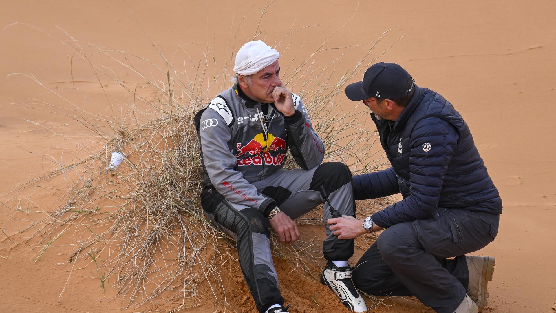Carlos Sainz, momentos después del accidente que sufrió en el Rally Dakar