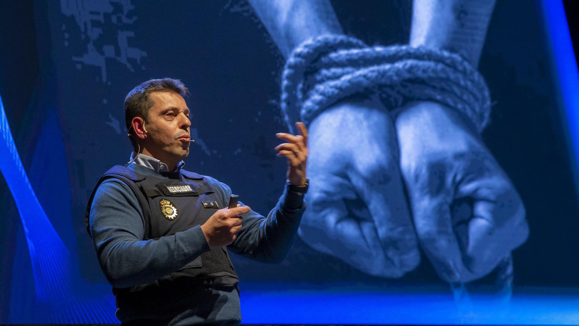 El inspector de Policía Nacional David González, durante su intervención ayer en Pamplona Negra para explicar en primera persona el papel de los negociadores.