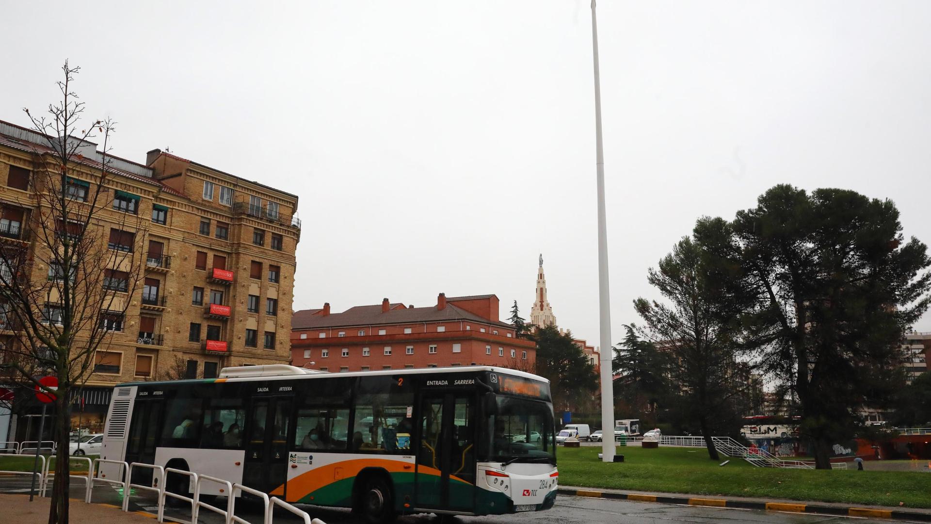 El mástil de 30 metros de altura, desnudo ayer. La izada se pospone a la semana próxima