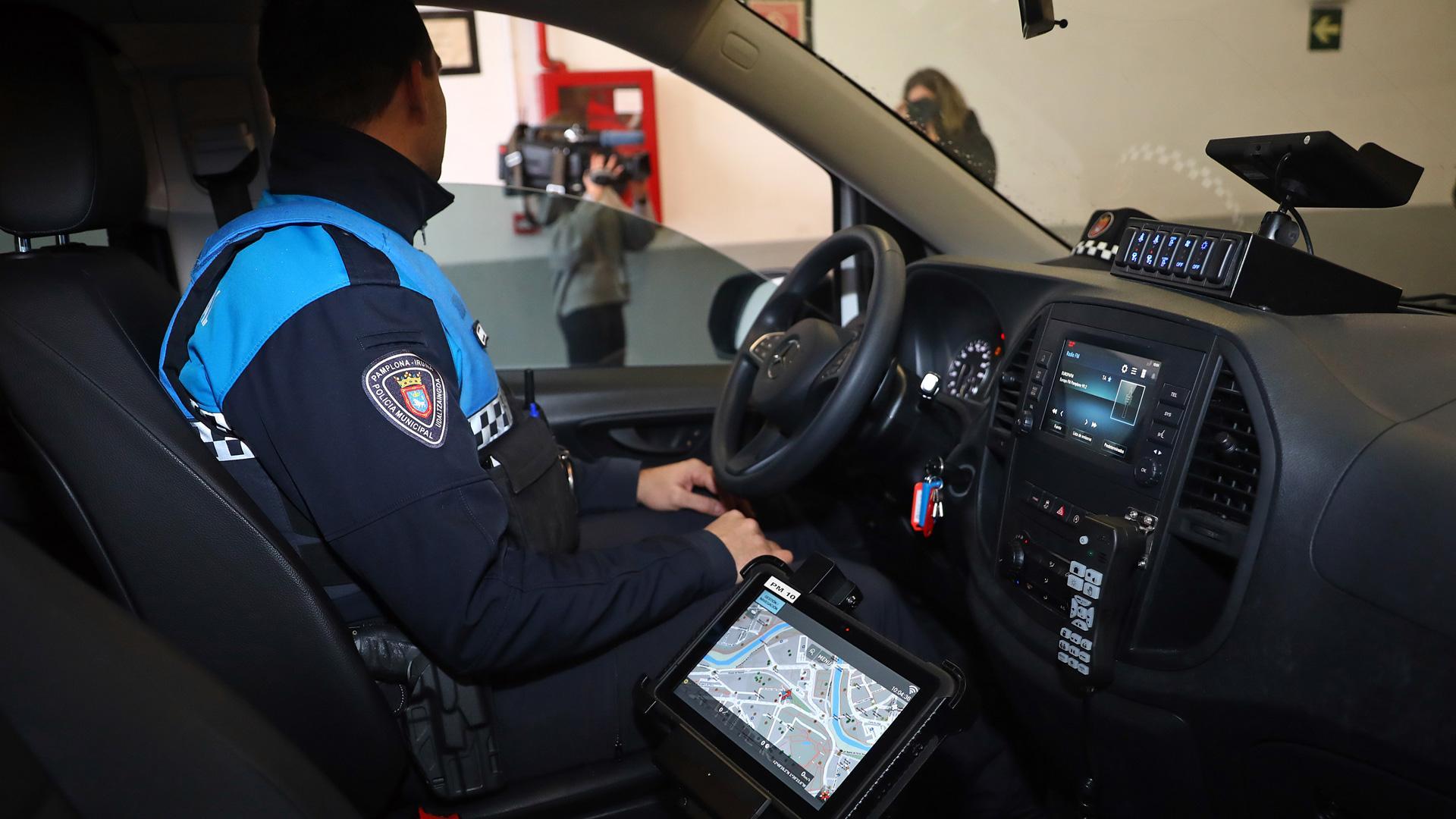 Presentación de los nuevos vehículos de Policía Municipal de Pamplona con ordenadores embarcables y cámaras de seguridad