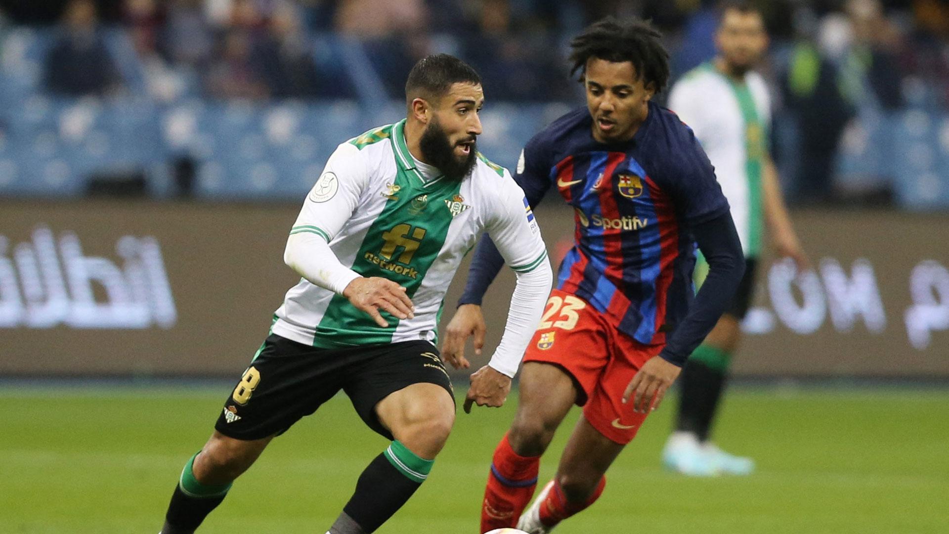Nabil Fekir frente a Jules Kounde en la Supercopa de España