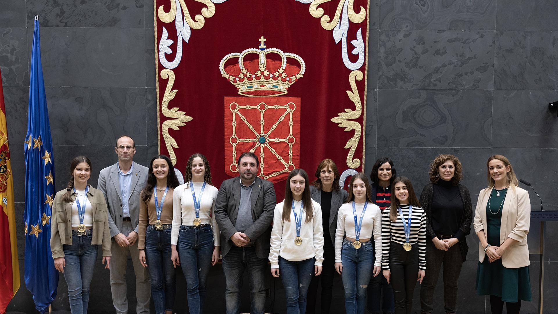 Gimnastas, entrenadora y autoridades posan tras el acto de reconocimiento