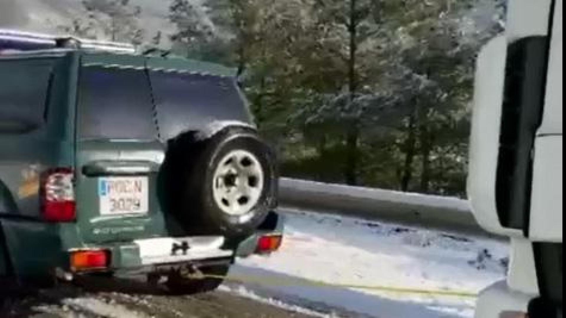 Vídeo: la Guardia Civil remolca a un camión con dificultades por la nieve en el acceso a la A-21
