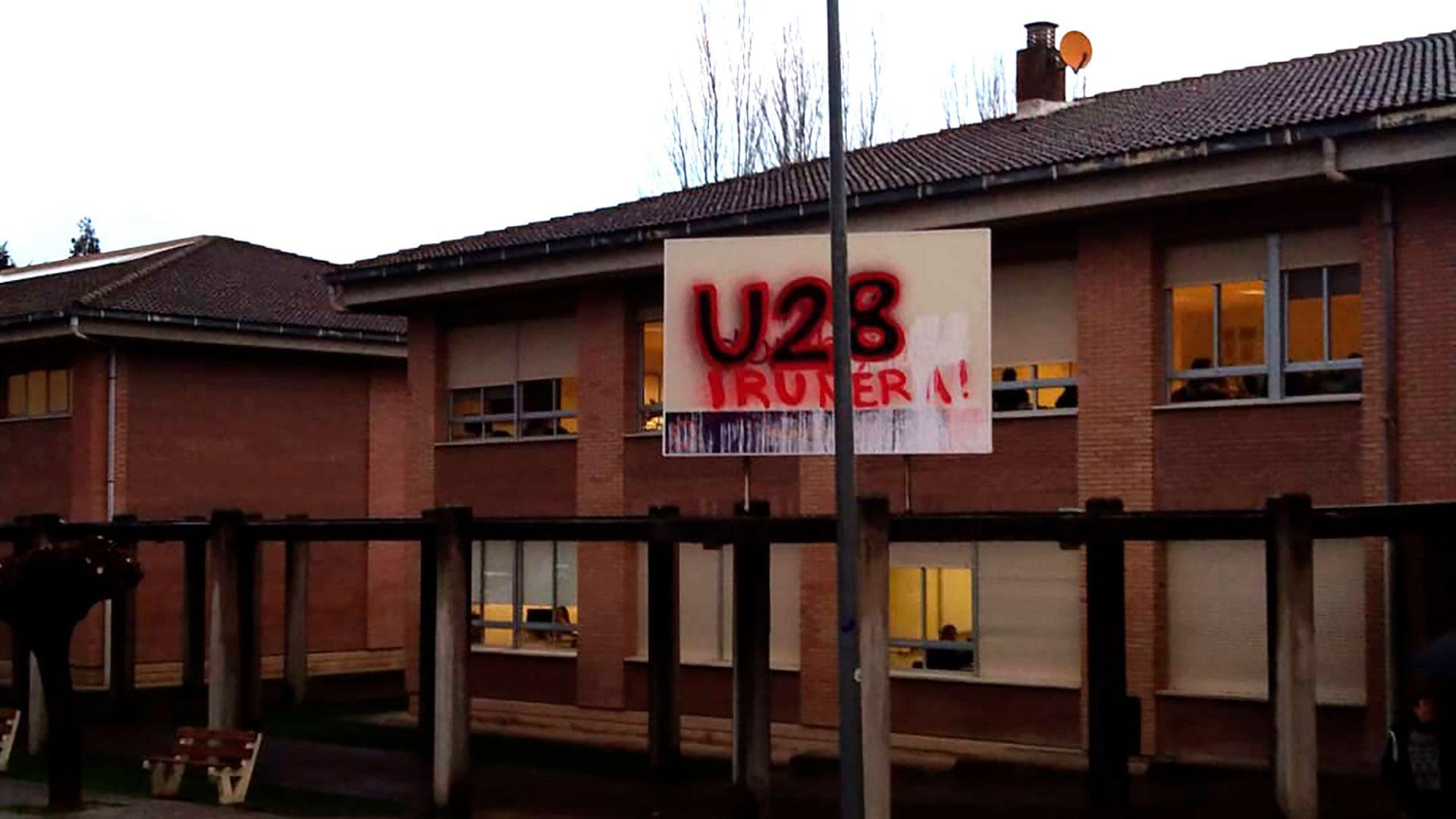 Pintada de la izquierda juvenil abertzale en el centro de FP Donibane