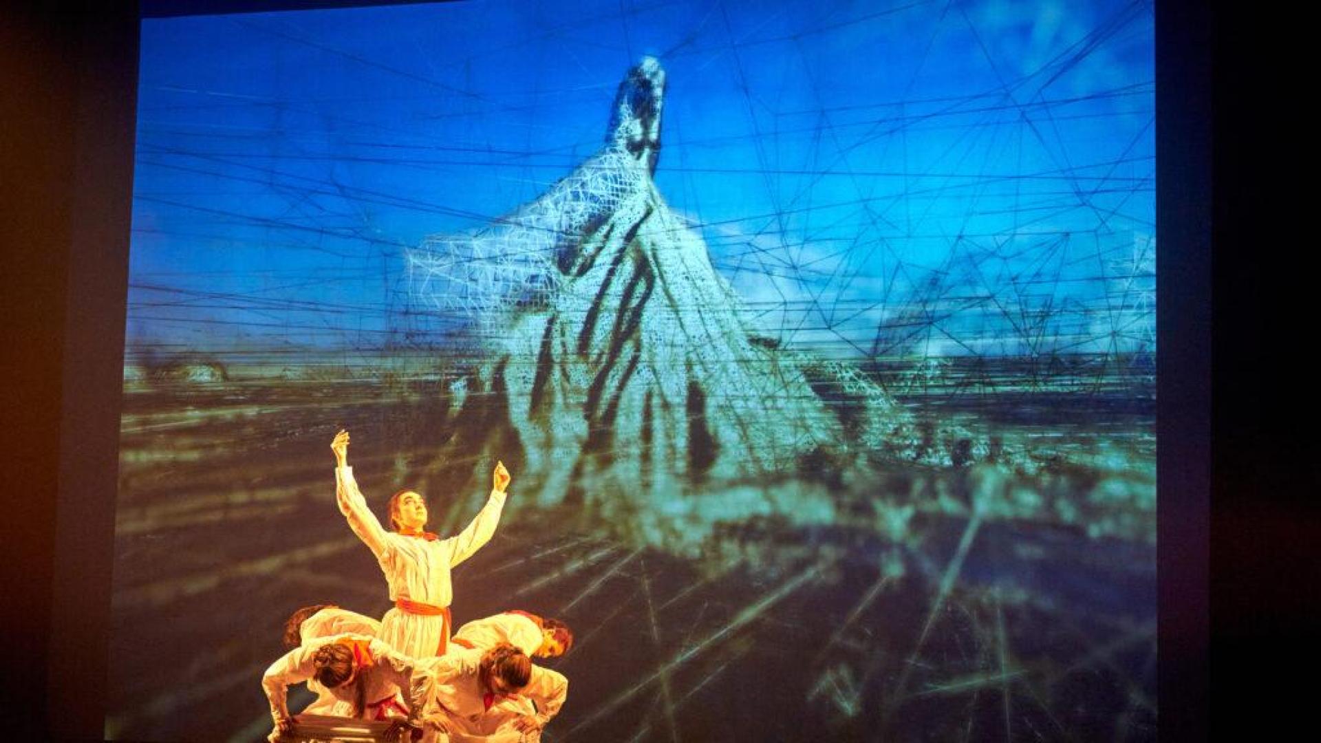 La compañía artística ATENA ofrece hoy en Civivox Iturrama el espectáculo de danza 'Raíces'.