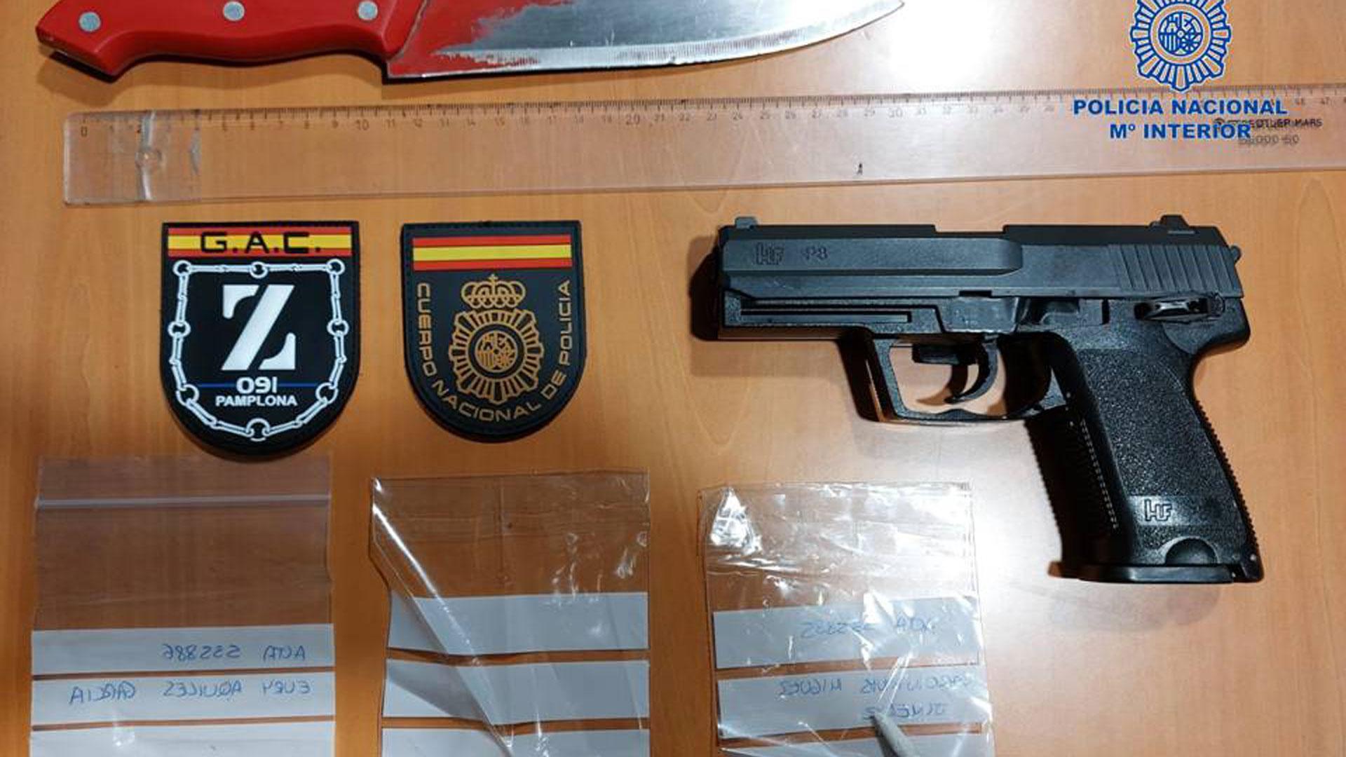 Armas y drogas incautadas por la Policía Nacional en Pamplona