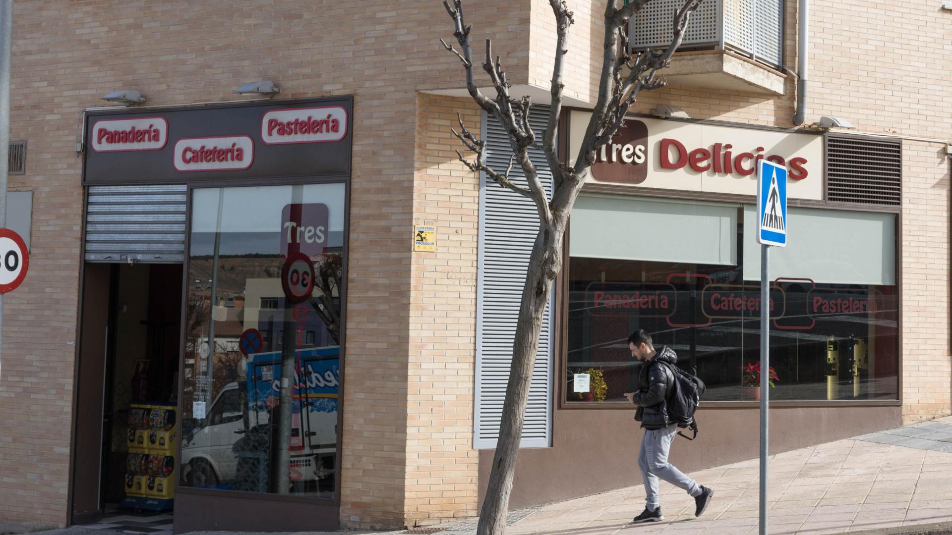Un joven camina ante la cafetería Tres Delicias, donde se produjeron los hechos