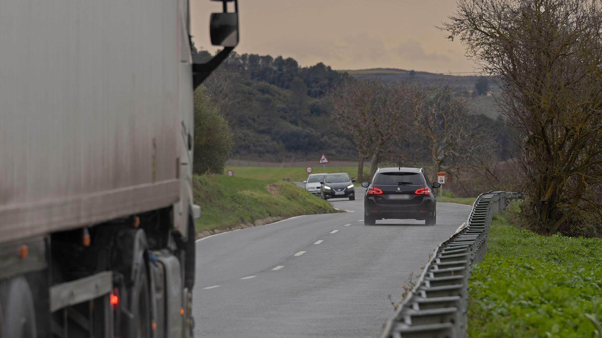 Los usuarios denuncian la ausencia de aceras en parte de la carretera NA-601, entre Puente la Reina y Mendigorría