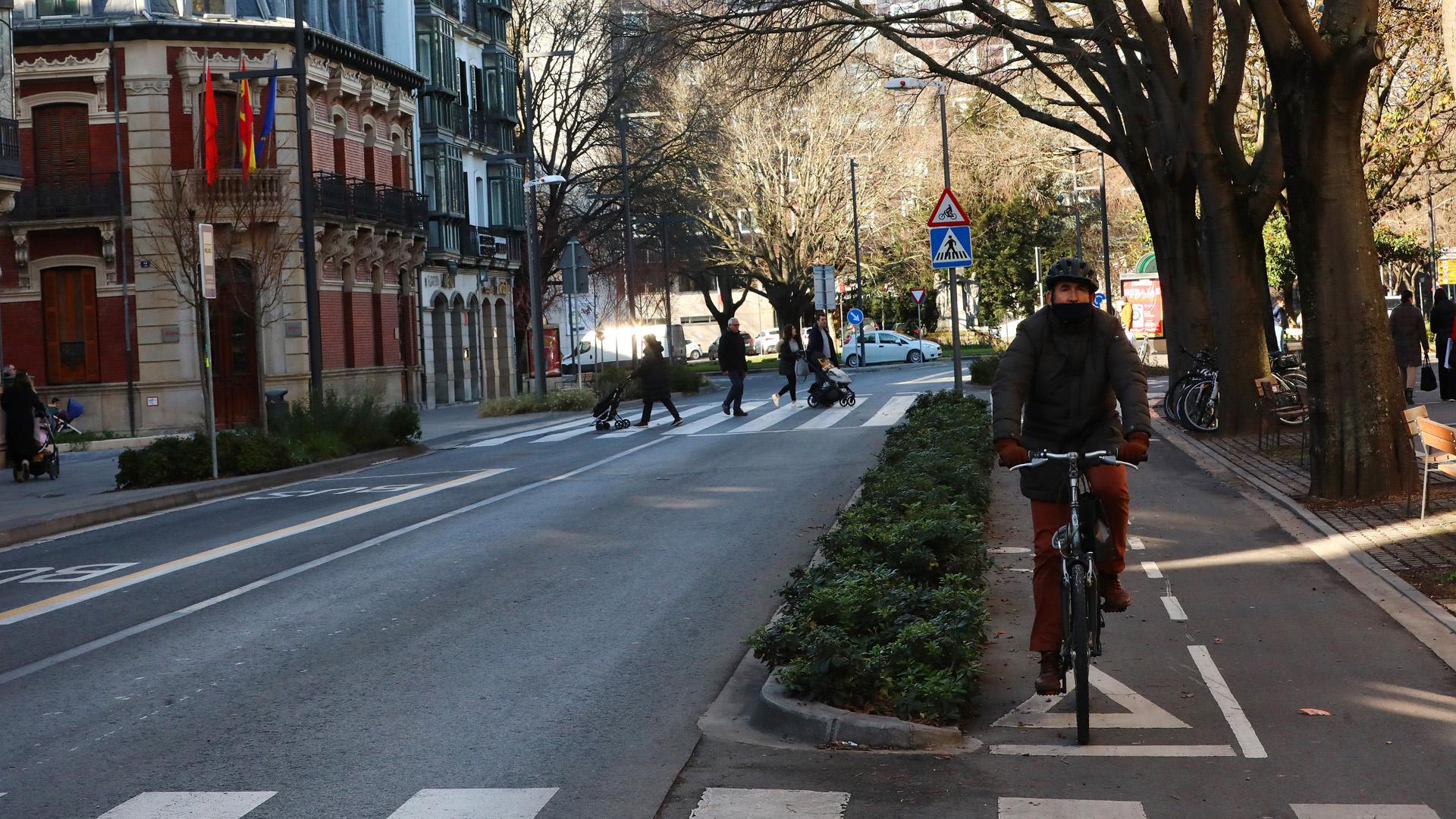 Un ciclista circula por el carril bici de Navas de Tolosa rumbo al centro
