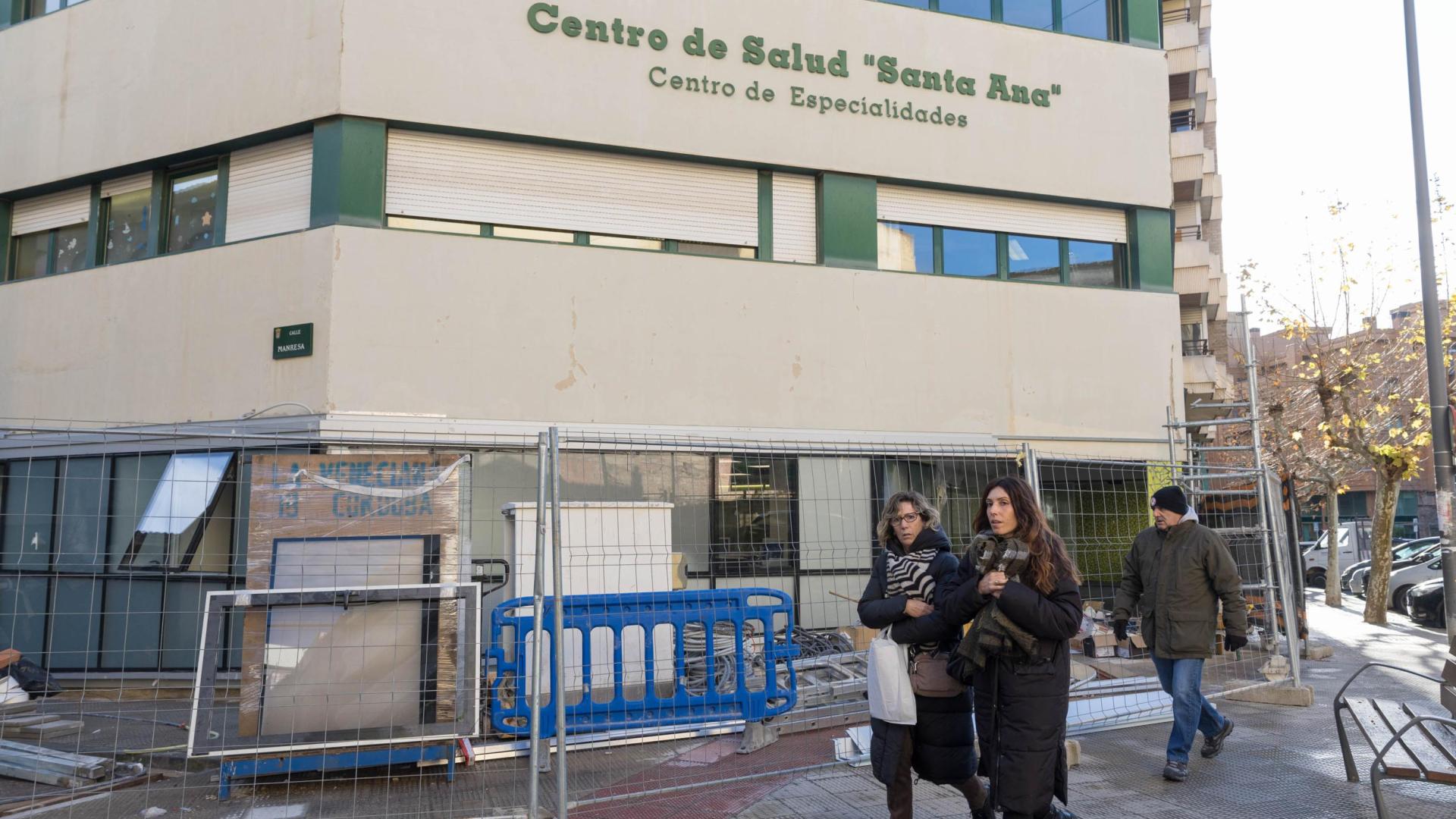 Varias personas caminan ante el centro de salud Santa Ana, que sigue en obras