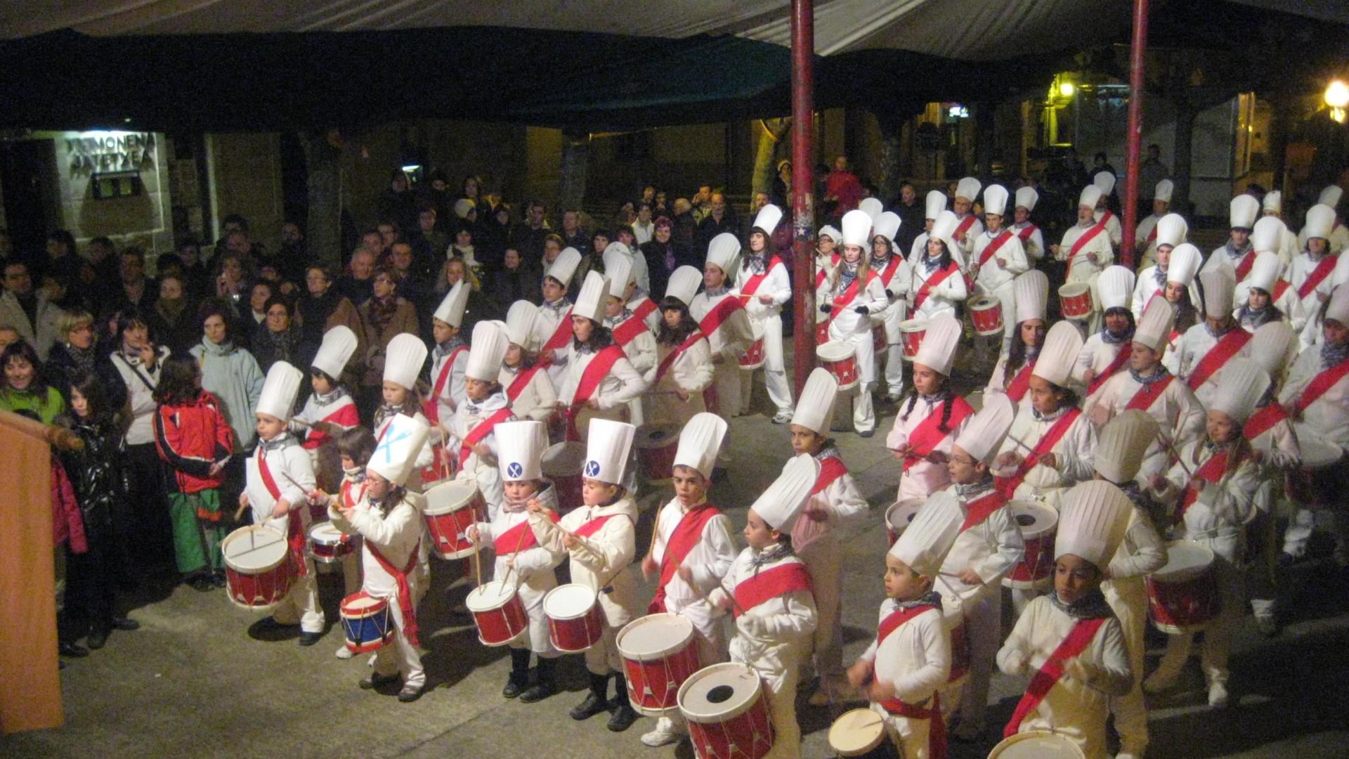 IMagen de una edición anterior de la tamborrada de Lakuntza.