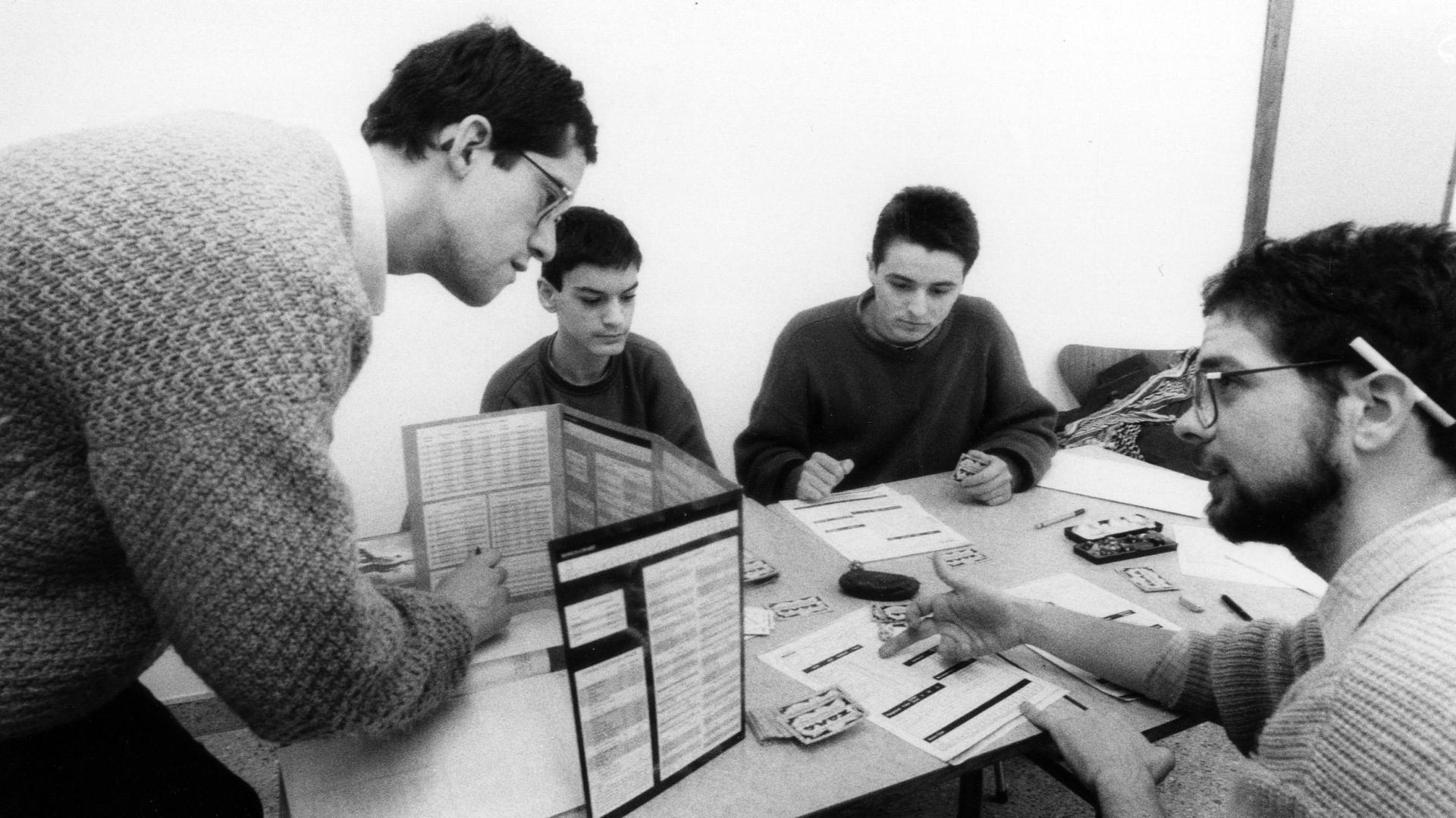Varios participantes de un juego de rol, en 1993, en Pamplona celebrando una partida