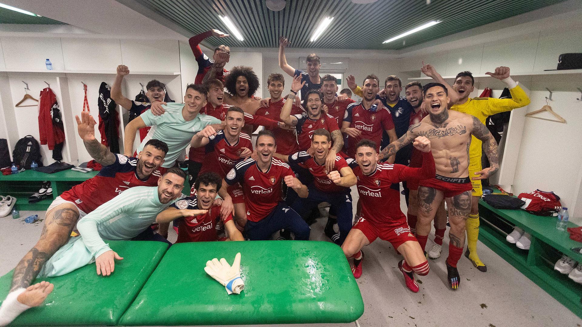 Foto de celebración de la plantilla de Osasuna en el vestuario del Benito Villamarín